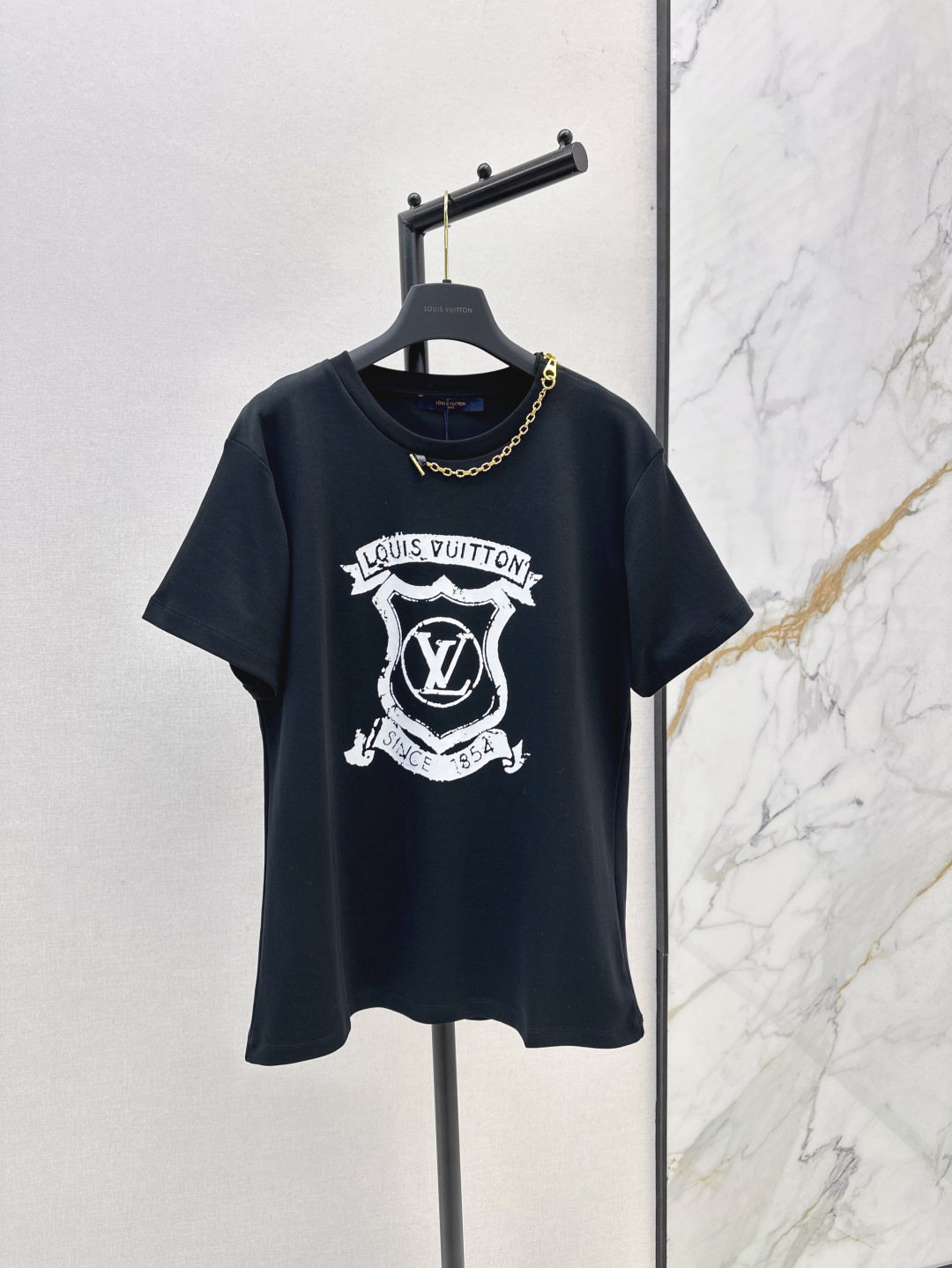 NO:454528,L Home 25Ss———————The latest logo logo printed short-sleeved T-shirt in early autumn, soft and breathable cotton fabric, light and comfortable, round neck left shoulder metal zipper decoration, fashionable and high-end and atmospheric, the upper body has an eye-catching and eye-catching classic style that is not picky about people, everyday and versatile and casual, it has two colors for sale in stock, sml, louis vuitton, T-shirt,tees, t-shirt,alexander wang19860909L家 25Ss————早秋最新款logo徽标印花短袖T恤 柔软透气的棉质面料 轻薄舒适 圆领左肩金属拉链装饰 时髦又高级大气 上身1秒的吸睛抢镜经典版型不挑人日常百搭休闲感十足两色现货发售sml,,louis vuitton,T-shirt,tees，t-shirt,alexander wang,Women's clothing