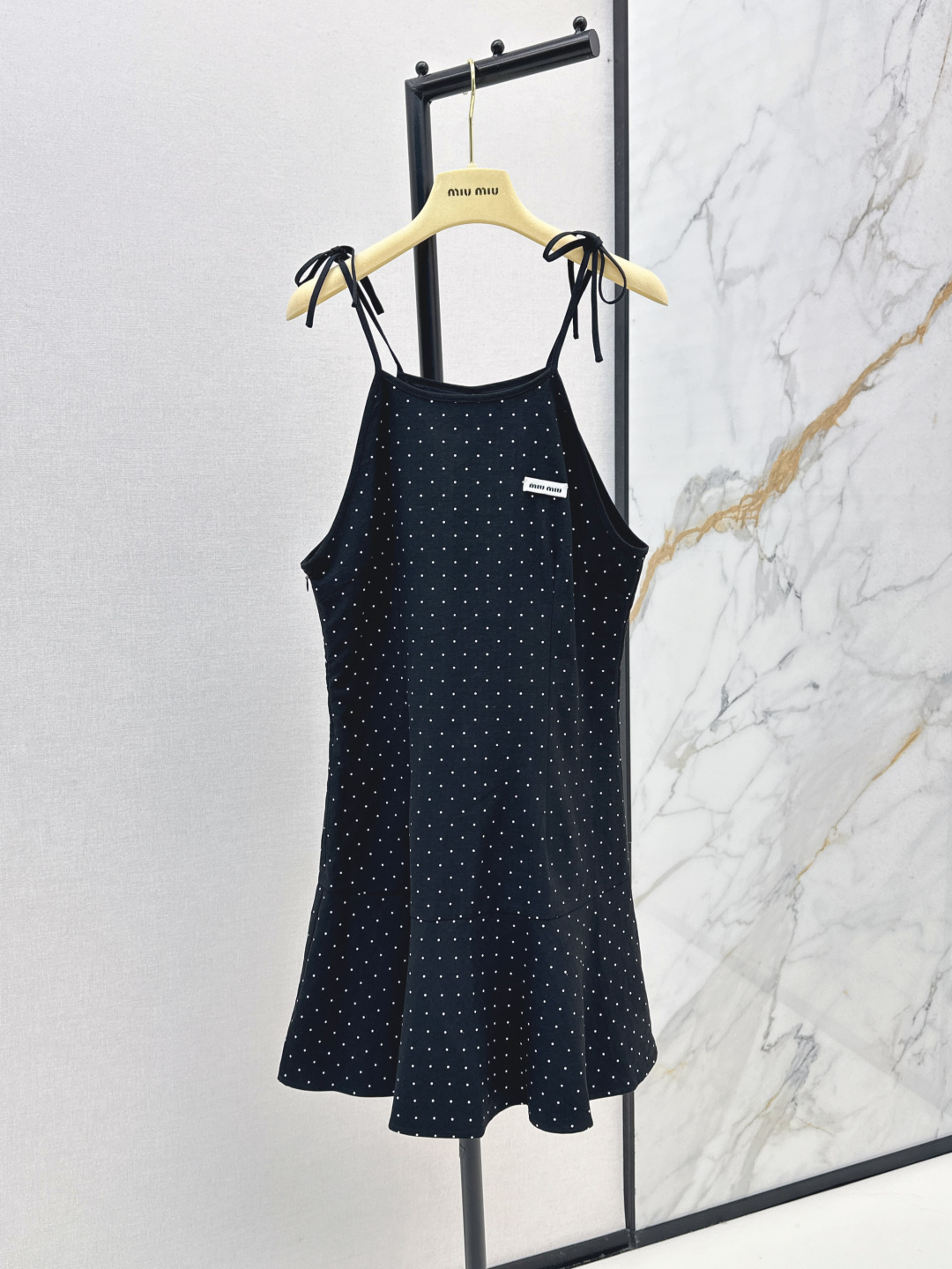 NO:454523,Miu Home 25Ss—————The latest polka dot suspender dress with early autumn. Super thin waist style. Sexy and elegant and atmospheric. A must-have for young ladies with a celebrity style. They look good in the inside and outside. They are available in stock. SML0,,miumiu, skirts, alexander wang19860909Miu家 25Ss————早秋最新款波点吊带连衣裙 超显腰细的版型 性感优雅且大气 上身绝绝子 名媛风的小姐姐必备 内搭外穿都好看 一色现货发售sml0,,miumiu,skirts,alexander wang,Women's clothing