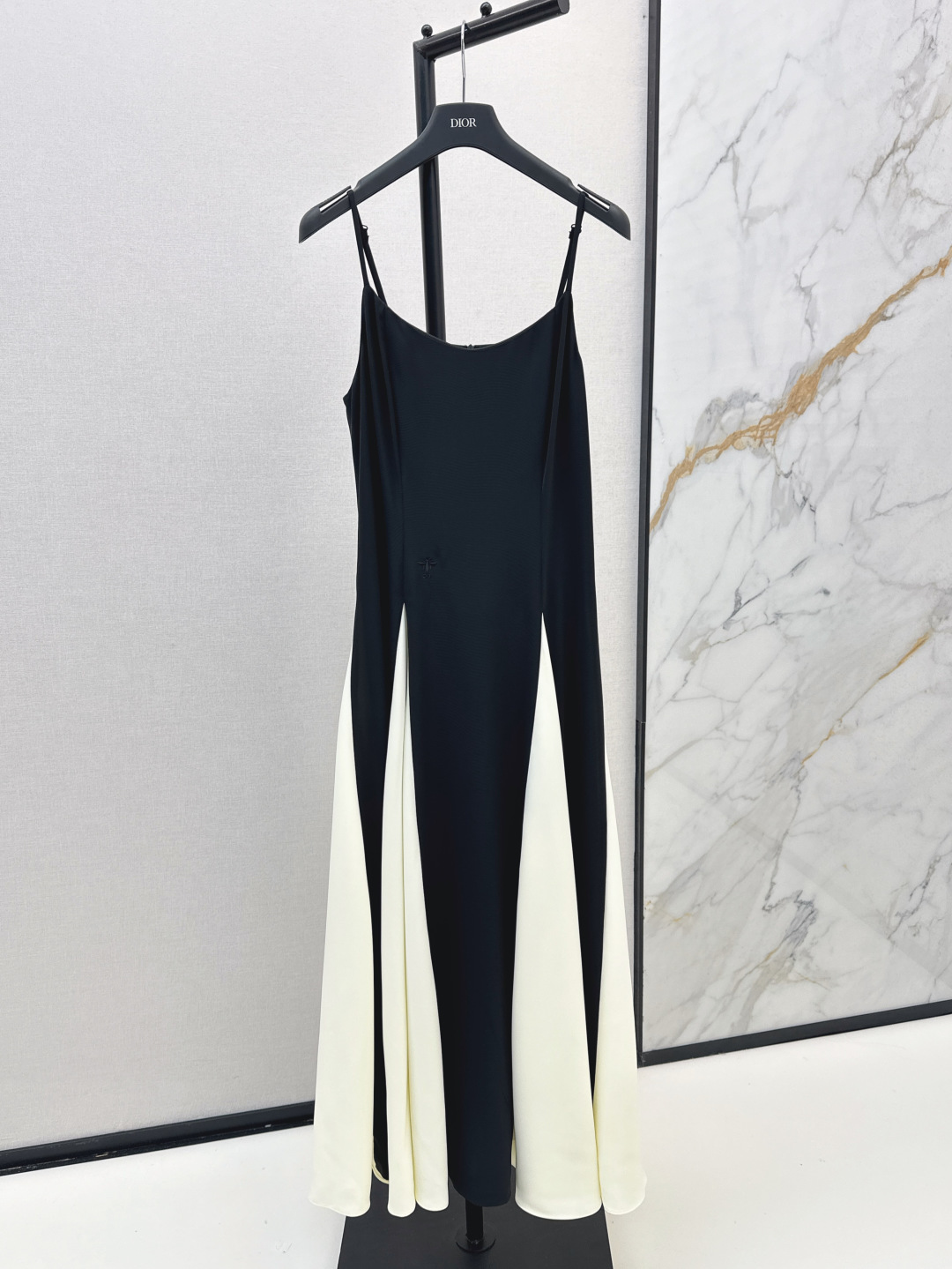 NO:454518,French temperament L family 25Ss———The latest contrasting color splicing black and white suspender dress in early autumn. Super thin waist style. Sexy and elegant and atmospheric. A must-have for young ladies with a celebrity style. They look good in the inside and outside. SML is available in stock,,louis vuitton, skirts,alexander wang19860909法式气质 L家 25Ss———早秋最新款撞色拼接黑白吊带连衣裙 超显腰细的版型 性感优雅且大气 上身绝绝子 名媛风的小姐姐必备 内搭外穿都好看 一色现货发售sml,,louis vuitton,skirts,alexander wang,Women's clothing