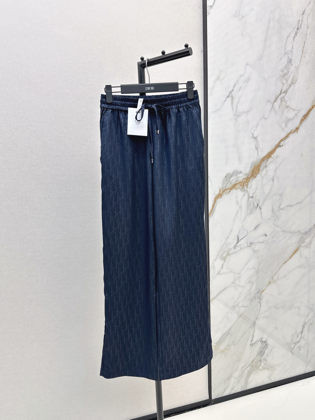 NO:454512,CD 25Ss————The latest classic logo of early autumn, old-fashion elastic waist straight pants, polyester fiber silky fabric, not picky about body shape requirements, the upper body is straight and straight!  The matching style is also very popular. Exquisite and high-end customization. Textured fabrics. Excellent texture. Retro and elegant. The upper body is cool and handsome. The age-reducing fashionable style. The same color is available for sale in stock. Alexander wang.19860909CD 25Ss————早秋最新款经典logo老花松紧腰直筒裤聚酯纤维丝滑面料 不挑剔身形要求 上身板板正正特别赞！搭配的风格也很通吃 精致高级定制 富有肌理感的面料 质感超赞 复古优雅 上身酷帅减龄时髦精 一色现货发售sml,,alexander wang,Women's clothing