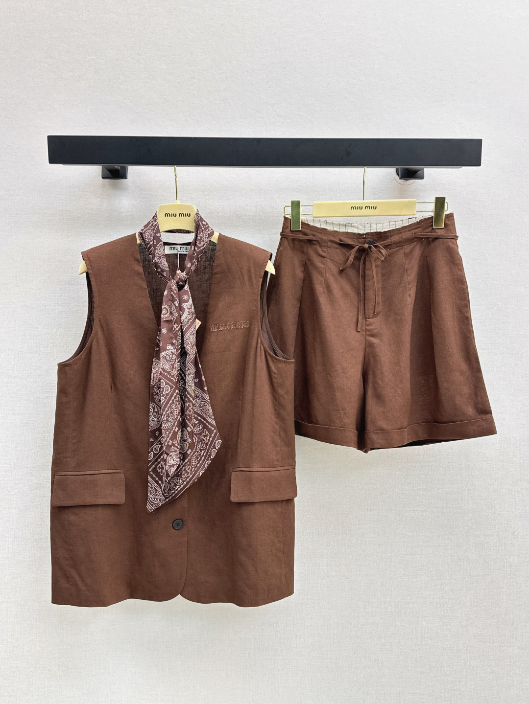 NO:454507,Recommended single models Miu 25Ss———The latest spring and summer old-fashioned outfit suit sleeveless vest + shorts + scarf. A perfectly designed suit, fashionable, low-key and luxurious and high-end!  A versatile style is not picky, one set is available in stock, sml, miumiu, shorts, alexander wang19860909爆单款推荐 Miu 25Ss————春夏最新款老钱风穿搭套装无袖马甲+短裤+丝巾 设计感拉满的绝绝子套装 时髦低调气质又奢华高级！版型百搭不挑人 一套出 一色现货发售sml,,miumiu,shorts,alexander wang,Women's clothing