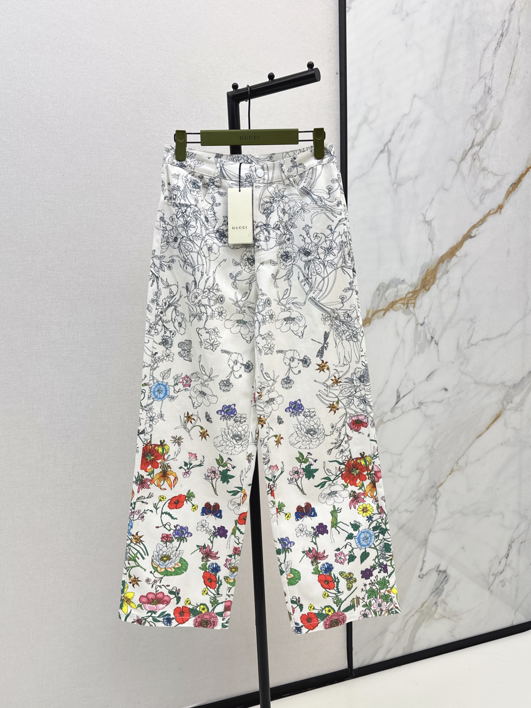 NO:454503,Gu 25Ss———The latest style of early autumn gradient floral print straight-line jeans Customized gradient floral print pattern Imported denim fabric Texture skin-friendly and comfortable AW 25 early spring new style Front ironing letter jeans with lazy temperament Straight loose pants are so good that they are easy to have long legs. It is very friendly to any body shape. SML, jeans, alexander wang19860909Gu 25Ss———早秋最新款渐变花卉印花直筒牛仔裤 定制渐变花卉印花图案 进口牛仔面料 质感亲肤舒适AW 25早春新款 前烫钻字母牛仔裤 自带慵懒气质直筒宽松裤型好到爆 轻松拥有大长腿的版型对任何身材都很友好 一色现货发售sml,,jeans,alexander wang,Women's clothing