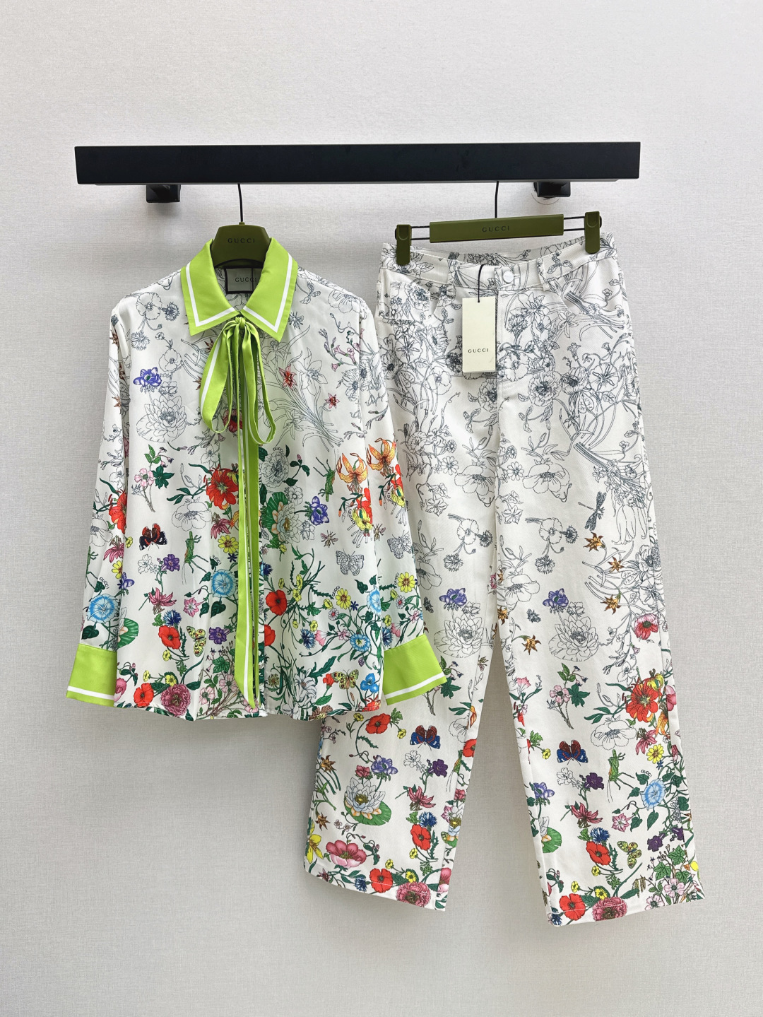 NO:454497,Gu 25Ss—————The latest floral printed shirt in early autumn, contrasting lapel long-sleeved streamer design, loose style versatile and not picky, with elegant style, one-color spot on sale sml, shirts, alexander wang19860909Gu 25Ss————早秋最新款花卉印花衬衫 撞色翻领长袖飘带设计 宽松版型百搭不挑人 自带优雅的气质款 一色现货发售sml,,shirts,alexander wang,Women's clothing