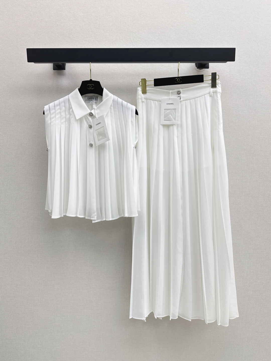 NO:454485,Lining half C home 25Ss——————The latest fairy temperament suit in early autumn, press-pleated sleeveless shirt + skirt. Custom imported twill thick material. Soft and skin-friendly. Flexible and high-end. Thin and impermeable. Pure white and elegant. Simple and fashionable. Agile and lively. Slimming and long legs. Present white moonlight outfits. Daily outfits are youthful and age-reducing. One-color spot-on sml, chanel, skirts, shirts, alexander wang.19860909衬 半C家 25Ss————早秋最新款仙女气质套装压褶无袖衬衫+半裙 定制进口斜纹稠材质 柔软亲肤 飘逸高级 薄而不透 通体纯白素雅 简约时尚 灵动活泼 显瘦显腿长 呈现白月光穿搭 日常穿搭青春减龄 一色现货发售sml,,chanel,skirts,shirts,alexander wang,Women's clothing