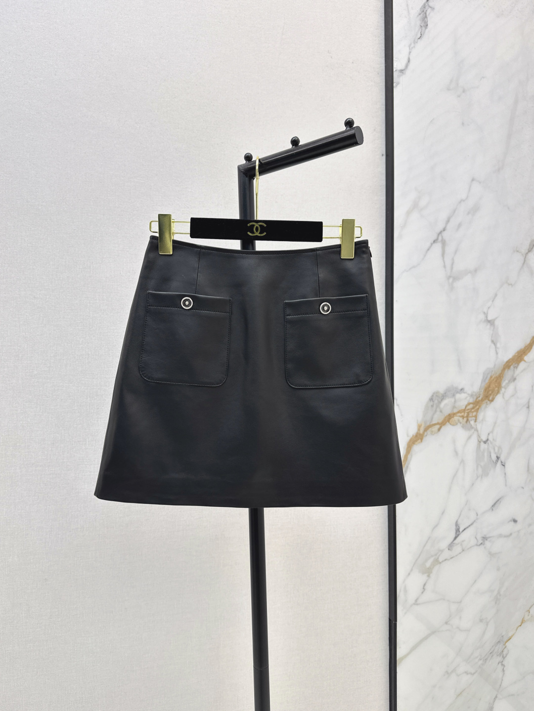 NO:454481,Exclusive model C home 25Ss————————The latest high-end handicraft workshop in early autumn, a series of matte leather vests + stand-up jackets + skirts Coco girls’ personalized outfits 100% imported lambskin fabric, classic round neck four-pocket style, sweet or salty ~~~ White and rich beauty must-have items with outstanding upper body, one color is available for sale in stock sml. Half, Chanel, skirts, jackets & coats, sheepskin, alexander wang19860909独家款 C家 25Ss————早秋最新款高级手工坊一系列哑光皮马甲+立领外套 +半裙 coco女孩个性穿搭 百分百进口小羊皮面料 经典圆领四口袋版型不挑人 可甜可盐 ～～白富美必备单品上身绝绝子 一色现货发售sml.半,,chanel,skirts,jackets & coats,sheepskin,alexander wang,Women's clothing