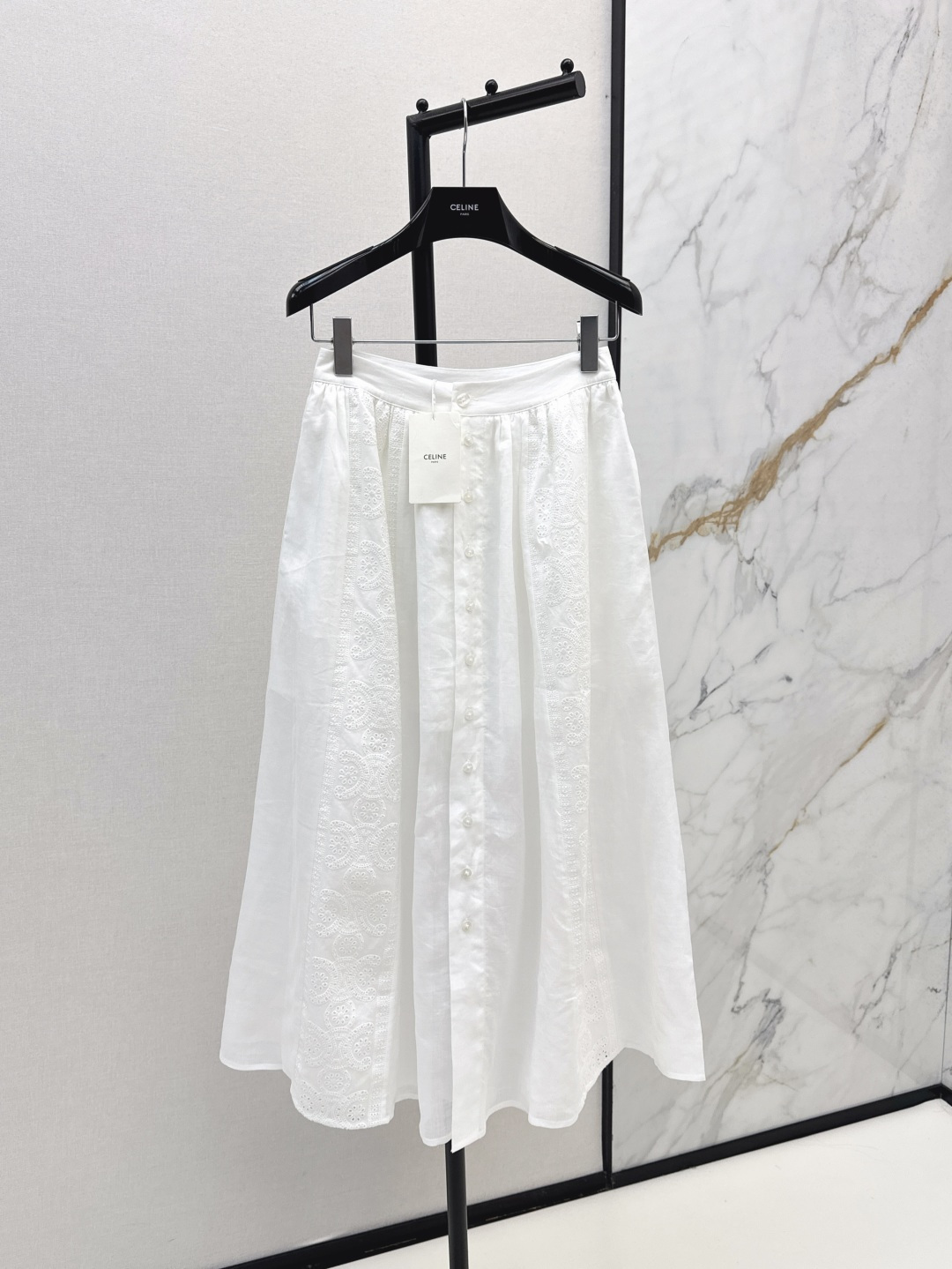 NO:454477,CE 25Ss———The latest early autumn style of triumphal embroidery lace spliced ​​long skirt with white moonlight vacation style. Light pure cotton fabric is decorated with hollow triumphal embroidery, which is light and beautiful for urban vacation. It uses imported high-string combed cotton fabric. The edges of heavy hollow floral shape are smooth and non-blue. High needle number embroidery makes the floral shape delicate and delicate. It is matched with a short top with an invincible pull ratio. It is lazy and comfortable for commuting vacations. One color is available for sale in stock. SML, skirts, alexander wang19860909CE 25Ss———早秋最新款凯旋门镂空绣花蕾丝拼接长款半裙白月光度假风 轻盈纯棉面料饰镂空凯旋门绣花, 是可都市可度假的轻盈和美丽～～ 采用进口的高支精梳棉布面料 重磅镂空花型边缘光滑不毛糙 高针数绣花使花型精致细腻 搭配短款上衣上身无敌拉比例,通勤度假慵懒自在 一色现货发售sml,,skirts,alexander wang,Women's clothing