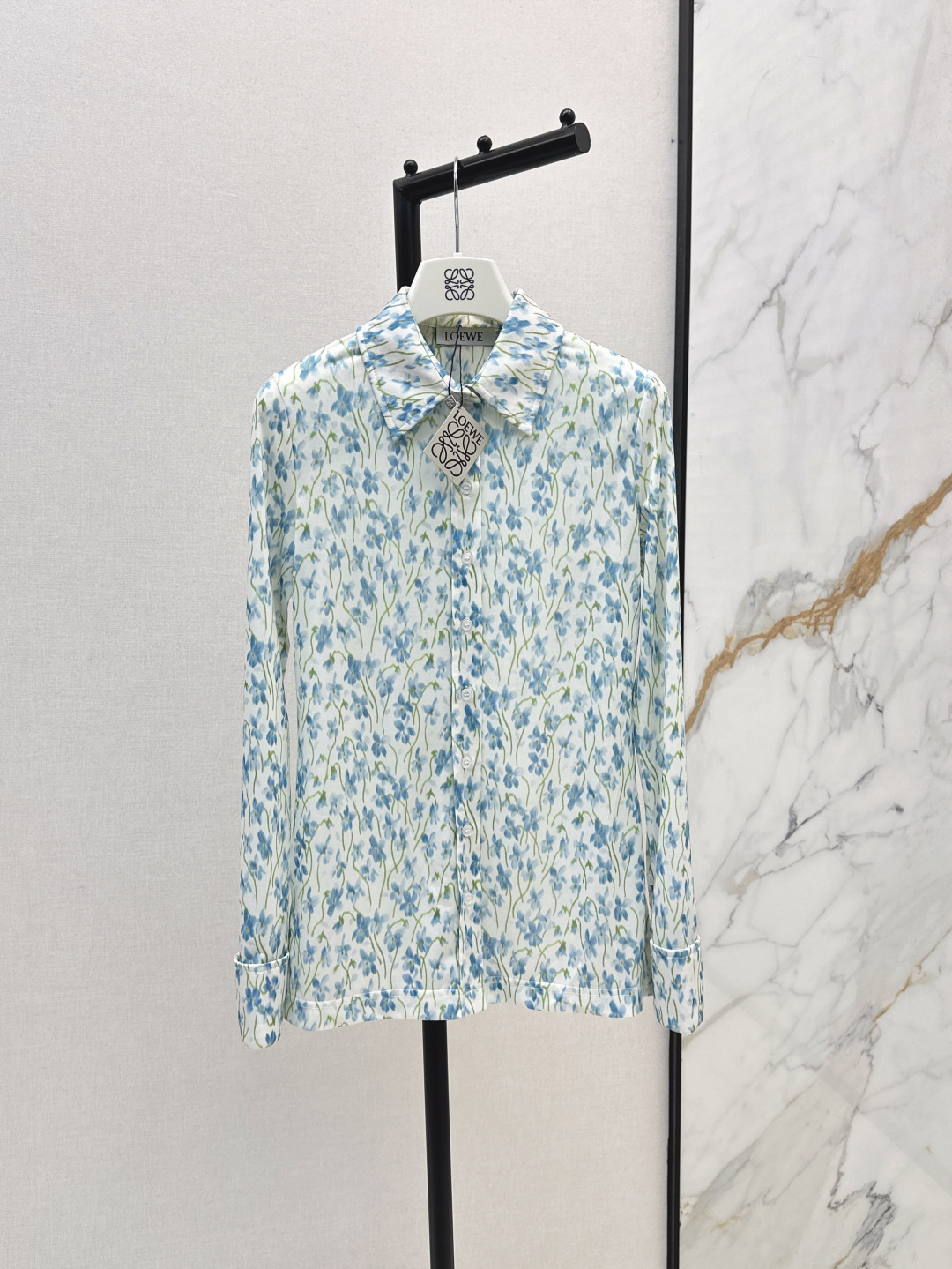 NO:454473,Loe 25Ss——————The latest violet printed slim long-sleeved shirt in early autumn, classic logo back collar embroidery, low-key and fashionable, the ultimate modern and romantic feeling brought by abstract flowers, casual and handsome girl-style outfits can be sweet or salty, one-color spot on sale sml, loewe, shirts, alexander wang19860909Loe 25Ss————早秋最新款紫罗兰印花修身长袖衬衫经典徽标后领刺绣低调时髦 抽象花卉带来的极致摩登浪漫感 休闲帅气少女风穿搭可甜可盐 一色现货发售sml,,loewe,shirts,alexander wang,Women's clothing