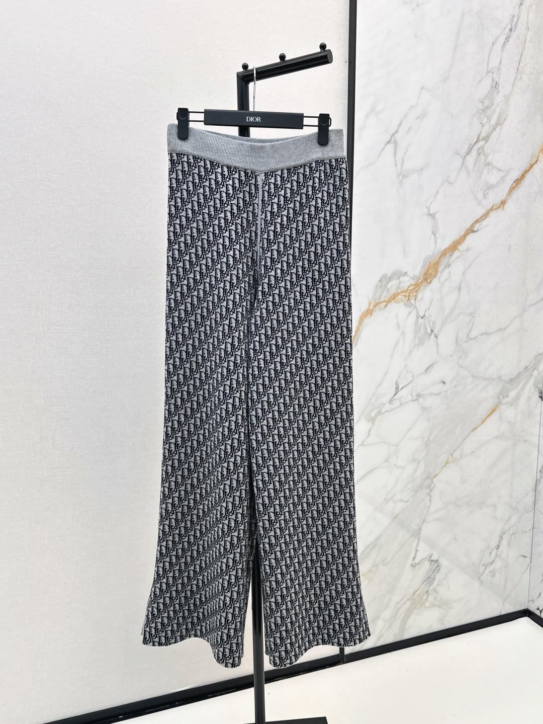 NO:454469,The latest model of the guest decree returns CD 25Ss——————The latest model of double-sided wearable straight-leg pants in early autumn, high-end presbyopia patterns and double-sided wearables, letter jacquard and double weaving craftsmanship, luxurious and handsome, white and rich and beautiful, classic style is not picky for people, huge slim on the upper body, Swiss machine embroidery sewing tray crafts, imported cashmere yarn double-sided jacquard fabric, one-color spot sml, alexander wang19860909客定爆款回归 CD 25Ss————早秋最新款双面可穿直筒裤高级老花图案双面可穿哦 字母提花双织工艺奢华帅气 白富美必入 经典版型不挑人上身巨显瘦 瑞士机刺绣缝盘工艺 进口羊绒纱线双面提花面料 一色现货发售sml,,alexander wang,Women's clothing