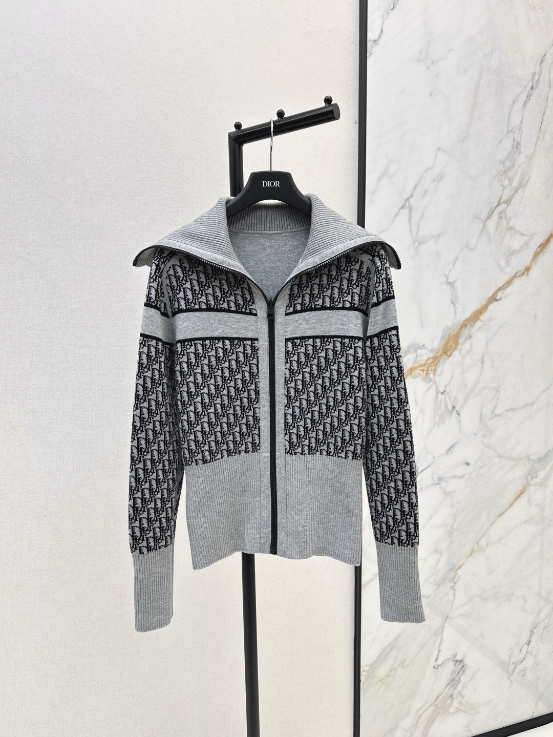 NO:454466,The latest Oblique premium prestige logo zipper cashmere jacket on the early autumn is worn on both sides. The back letter jacquard double weaving process is luxurious and handsome. The large lapel is paired with a small waist design and tailor. The white and rich beauty must be included. The classic style is not picky about people and the upper body looks slim. Swiss machine embroidery sewing tray craftsmanship imported cashmere yarn double-sided jacquard fabric. One-color spot sml, Jackets & coats, alexander wang19860909客定爆款回归 CD 25Ss————早秋最新款Oblique高级老花logo拉链羊绒外套双面可穿哦 后背字母提花双织工艺奢华帅气 大翻领搭配小蛮腰设计剪裁 时髦又高级 白富美必入 经典版型不挑人上身巨显瘦 瑞士机刺绣缝盘工艺 进口羊绒纱线双面提花面料 一色现货发售sml,,jackets & coats,alexander wang,Women's clothing