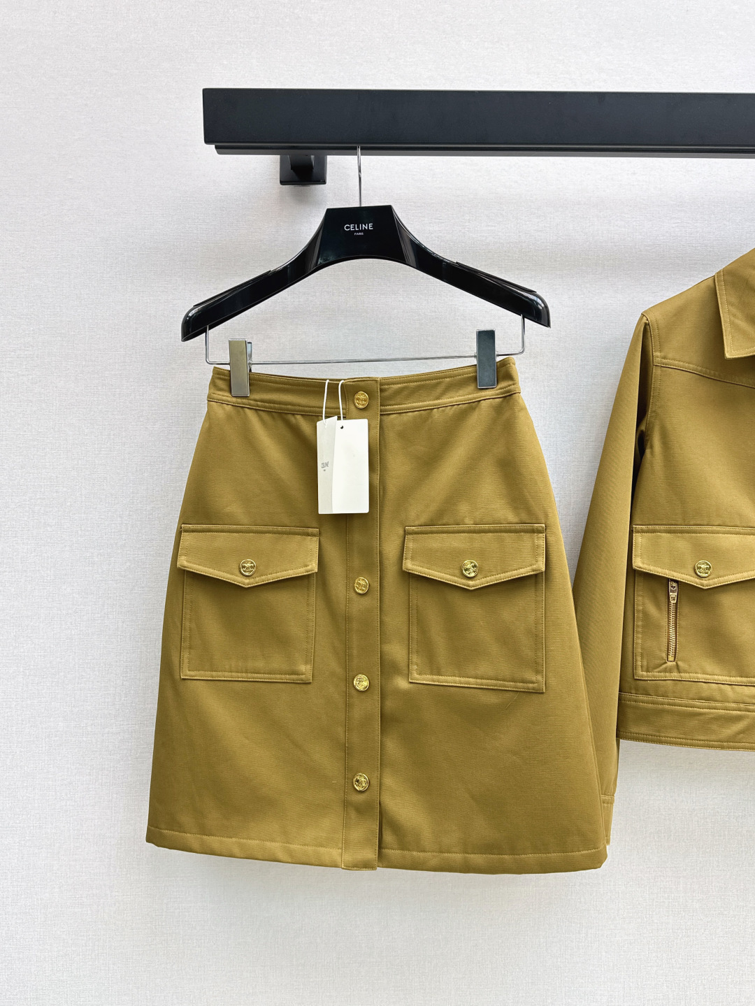 NO:454463,Exclusive first launch CE 25Ss————————The latest handsome and fashionable suit lapel jacket jacket + double pocket decorative skirt with early autumn. Customized cotton material, multiple washing process. Lapel short jacket cut. Paired with basic contour line, looking high-end. The buckle is embellished with the iconic Arc de Triomphe logo. It is combined with multiple round buckles. The brand's high-end design feel is full. Complete sets or single wear are outstanding and fashionable. One color is developed. SML half,, skirts, jackets & coats, jackets & coats, alexander wang19860909独家首发 CE 25Ss————早秋最新款帅气时髦套装翻领夹克外套+双口袋装饰半裙 定制全棉材质多重水洗工艺 翻领短款夹克裁剪 搭配基础轮廓线耐看高级 链扣以标志性凯旋门徽标点缀 配合多颗圆扣 品牌高级设计感拉满 成套或单穿都出彩时髦 一色分开发 现货发售sml半,,skirts,jackets & coats,jackets & coats,alexander wang,Women's clothing