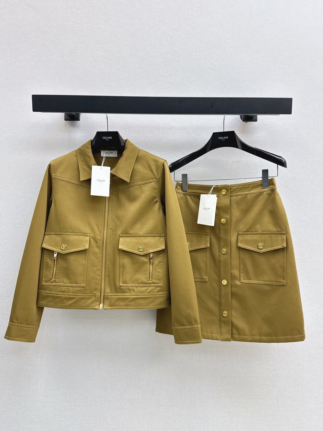 NO:454459,Exclusive first launch CE 25Ss————————The latest handsome and fashionable suit for early autumn lapel jacket + double pocket decorative skirt Customized cotton material multiple wash process Lapel short jacket cut with basic contour line looking high-end. The buckle is embellished with the iconic Arc de Triomphe logo and is matched with multiple round buckles. The brand's high-end design feel is full. Complete sets or single wear are outstanding and fashionable. One color is developed. SML is available in stock. Outside,, skirts, jackets & coats, jackets & coats, alexander wang19860909独家首发 CE 25Ss————早秋最新款帅气时髦套装翻领夹克外套+双口袋装饰半裙 定制全棉材质多重水洗工艺 翻领短款夹克裁剪 搭配基础轮廓线耐看高级 链扣以标志性凯旋门徽标点缀 配合多颗圆扣 品牌高级设计感拉满 成套或单穿都出彩时髦 一色分开发 现货发售sml 外,,skirts,jackets & coats,jackets & coats,alexander wang,Women's clothing