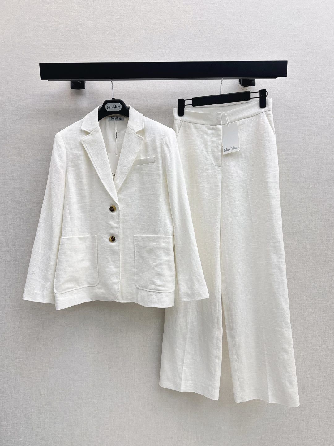 NO:454480,Exclusive first launch Max 25Ss—————The latest minimalist linen suit with minimalist wide shoulder H-style, high-quality, compact density linen fabric is quite wide and stylish, lazy and casual high-end items, highly recommended, versatile items for self-retaining, 3D three-dimensional style retro and elegant, imported linen fabric has a super texture, two colors are available in stock, sml, business suit, alexander wang19860909独家首发 Max 25Ss————早秋最新款极简主义亚麻大西装极简主义宽肩H版型 高定密度亚麻面料挺阔有型 慵懒随性的高级单品 强烈推荐自留百搭单品 3D立体版型复古优雅 进口亚麻面料质感超赞 两色现货发售sml,,business suit,alexander wang,Women's clothing