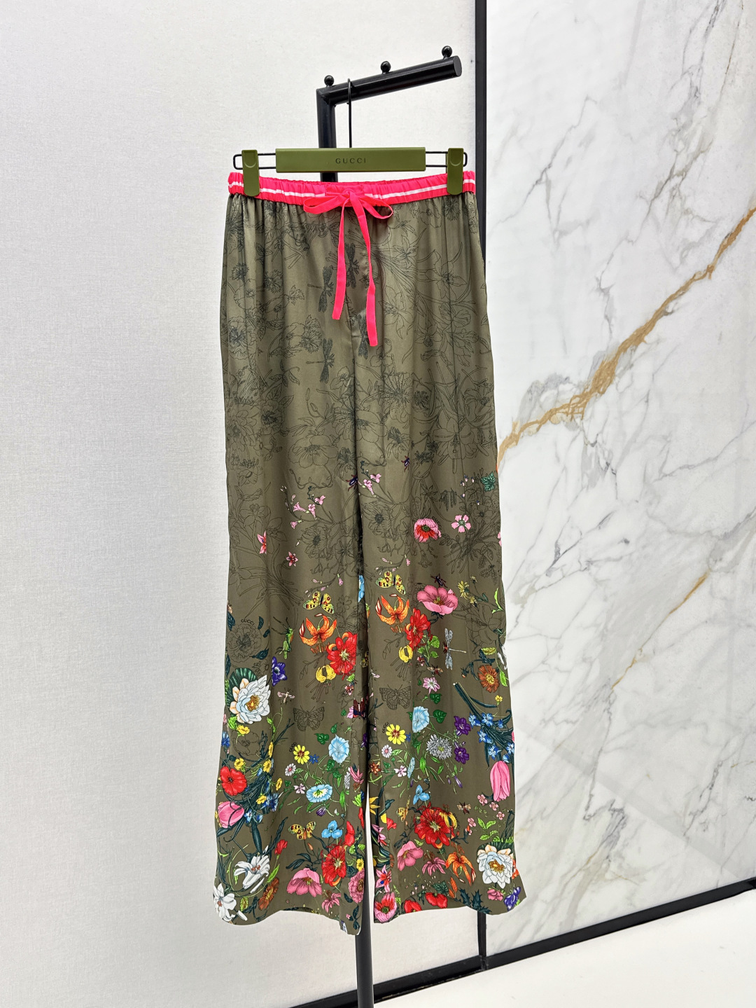 NO:455147,Gu 25Ss——————The latest gradient floral print series in early autumn. Lapel long-sleeved shirt + wide-leg straight pants. Custom gradient floral print pattern. Imported fabric texture and skin-friendly and comfortable. Contrast color lapel cloth lace decoration. Custom logo buckle temperament and breasts. Loose style. A set of versatile upper body and not picky. Elegant temperament style. One color split development. SML trousers, shirts, alexander wang.19860909Gu 25Ss————早秋最新款渐变花卉印花系列 翻领长袖衬衫+阔腿直筒裤 定制渐变花卉印花图案 进口面料质感亲肤舒适 撞色翻领本布系带装饰 定制logo扣气质排扣 宽松版型 一套上身百搭不挑人 自带优雅的气质款 一色分开发 现货发售sml 长裤,,shirts,alexander wang,Women's clothing