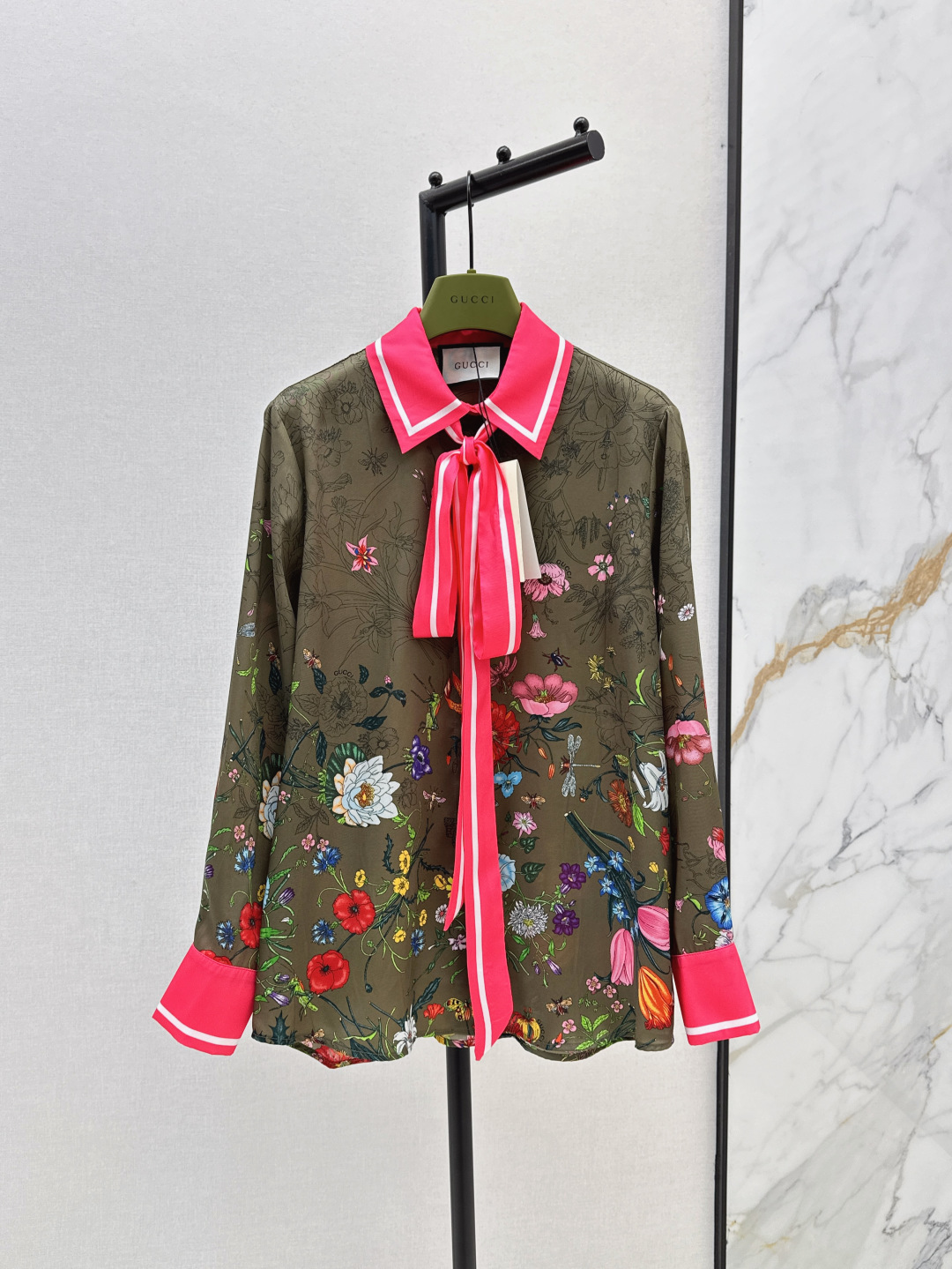 NO:455142,Gu 25Ss—————The latest gradient floral print series in early autumn. Lapel long-sleeved shirt + wide-leg straight pants. Custom gradient floral print pattern. Imported fabric texture and skin-friendly and comfortable. Contrast color lapel cloth lace decoration. Custom logo buckle temperament and breasts. Loose style. A set of versatile upper body and not picky. Elegant temperament style. One color split development. SML shirts, shirts, alexander wang.19860909Gu 25Ss————早秋最新款渐变花卉印花系列 翻领长袖衬衫+阔腿直筒裤 定制渐变花卉印花图案 进口面料质感亲肤舒适 撞色翻领本布系带装饰 定制logo扣气质排扣 宽松版型 一套上身百搭不挑人 自带优雅的气质款 一色分开发 现货发售sml 衬衫,,shirts,alexander wang,Women's clothing