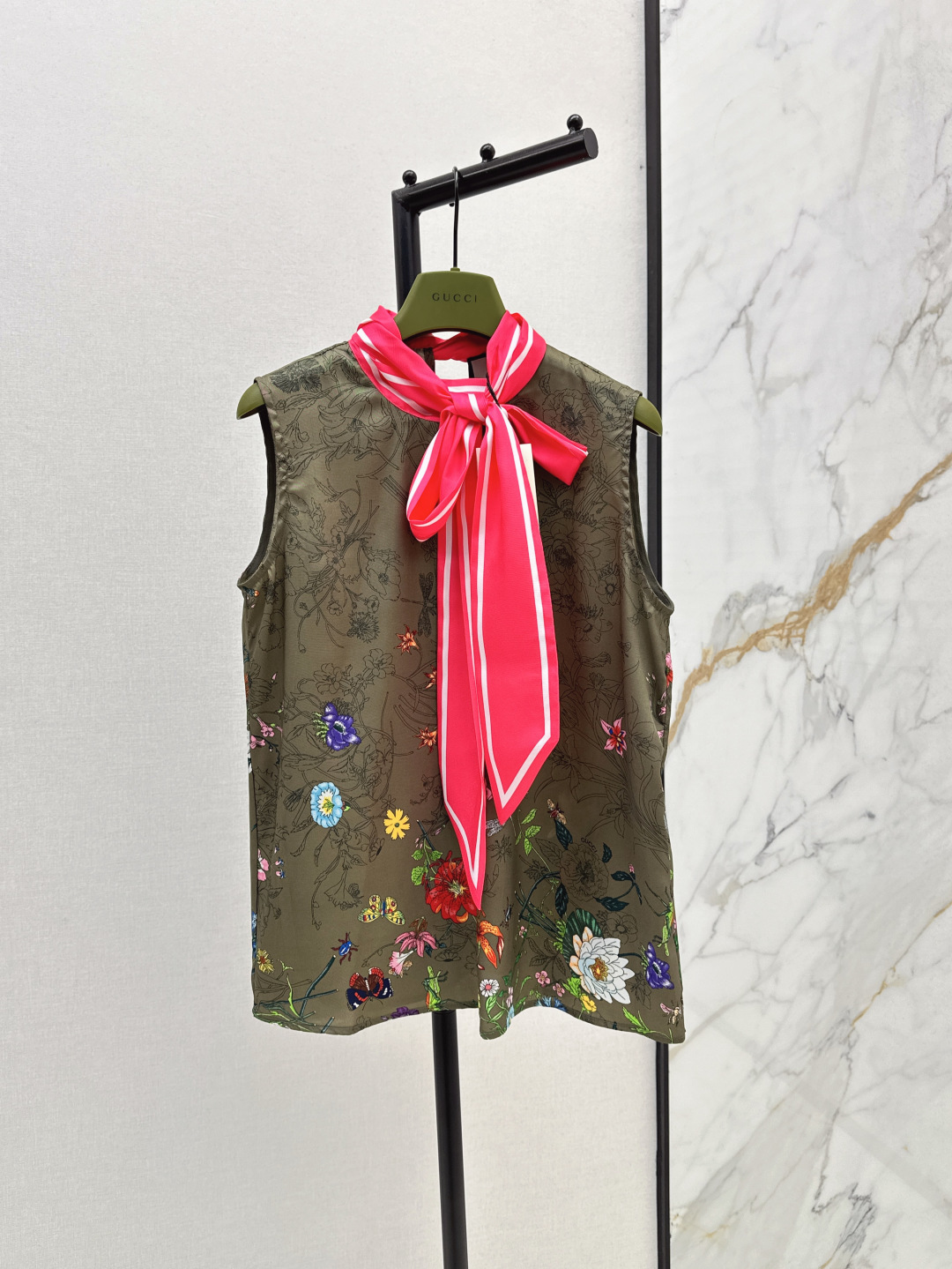 NO:455138,Gu 25Ss—————The latest style of early autumn gradient floral print turtleneck neck ribbon sleeveless shirt Customized gradient floral print pattern Imported pure cotton fabric texture skin-friendly and comfortable Contrast color turtleneck ribbon decoration versatile style not picky, with elegant temperament model, one color spot on sale sml,shirts,alexander wang19860909Gu 25Ss————早秋最新款渐变花卉印花高领领飘带无袖衬衫 定制渐变花卉印花图案 进口纯棉面料质感亲肤舒适 撞色高领飘带装饰 版型百搭不挑人 自带优雅的气质款 一色现货发售sml,,shirts,alexander wang,Women's clothing