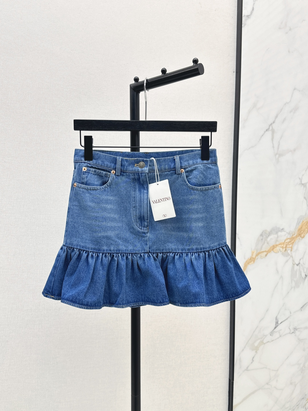 NO:455134,VLTN 25Ss—————The latest ruffled denim skirt in early autumn, attracting attention in one second, high-waisted A-shaped skirt, super long legs on the upper body, perfectly divided body proportions, slim and tall, versatile and fashionable, gentle and elegant, full of age-reducing girlishness, one-color spot on sale, sml, skirts, alexander wang19860909VLTN 25Ss————早秋最新款荷叶边牛仔短裙 一秒的吸睛抢镜 高腰A字廓形裙摆 上身超级显腿长 完美分割身材比例 上身显瘦显高百搭又时髦 温柔显气质 减龄少女感满满 一色现货发售sml,,skirts,alexander wang,Women's clothing