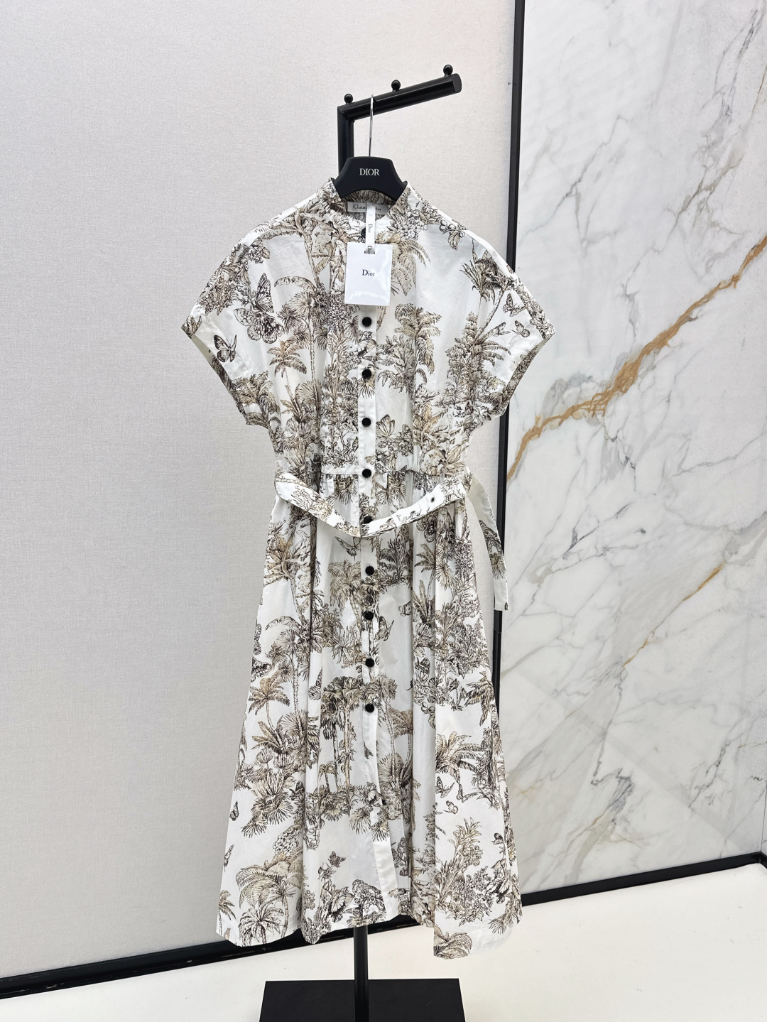 NO:455130,CD 25Ss———————The latest lapel short-sleeved lining dress with early autumn, printed butterfly jungle pattern printed fabric, showing the brand charm, high-end and fashionable, French retro and elegant and slim, thin and textured, super draping, cool summer, not sweaty, visually showing long legs, easy to wear to show a slim waist, high-end color matching and textured, can be used for any occasion, with a cool and cool atmosphere, versatile and not picky, one color is available for sale in stock smlxl,, skirts, T-shirt, alexander wang19860909CD 25Ss—————早秋最新款翻领短袖衬式连衣裙 满印蝴蝶丛林图案印花面料 彰显品牌魅力 高级又时髦 法式复古优雅又显瘦 轻薄有质感 垂坠感超级赞 夏凉不闷汗 上身视觉超显大长腿 轻松穿出小蛮腰 配色高级有质感 任何场合都驾驭的住 自带清冷小氛围 百搭不挑人 一色现货发售smlxl,,skirts,T-shirt,alexander wang,Women's clothing