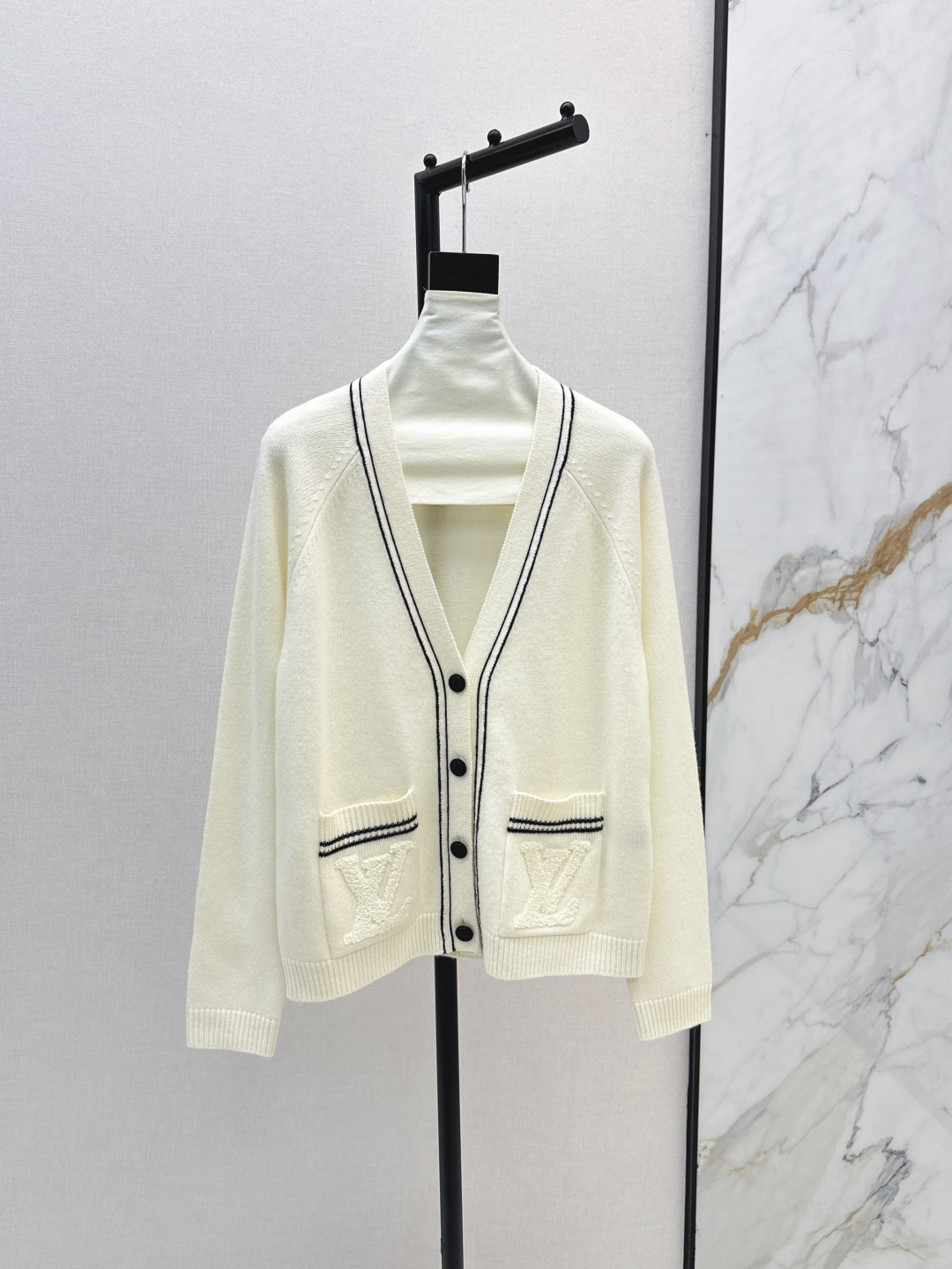 NO:455127,The same style as Jun Jixian L family 25Ss—————The latest high-end pocket three-dimensional towel embroidered knitted cardigan jacket three-dimensional letter embellishment design. The H-style casual and high-end outfit is huge and slim on the upper body. The heavy 100% cashmere yarn is more comfortable and more beautiful. The classic H-style versatile and not picky. The personal style has a comprehensive workmanship quality and two colors are available for sale in stock. sml, louis vuitton, jackets & coats, alexander wang19860909全智贤同款 L家 25Ss—————秋冬最新款高级口袋立体毛巾绣针织开衫外套立体字母缀饰设计小心思 H版型随性高级感穿搭 上身巨显瘦 重磅百分百羊绒纱线舒适质感更赞 经典H版型百搭不挑人 自留款做工品质全面到位两色现货发售sml,,louis vuitton,jackets & coats,alexander wang,Women's clothing
