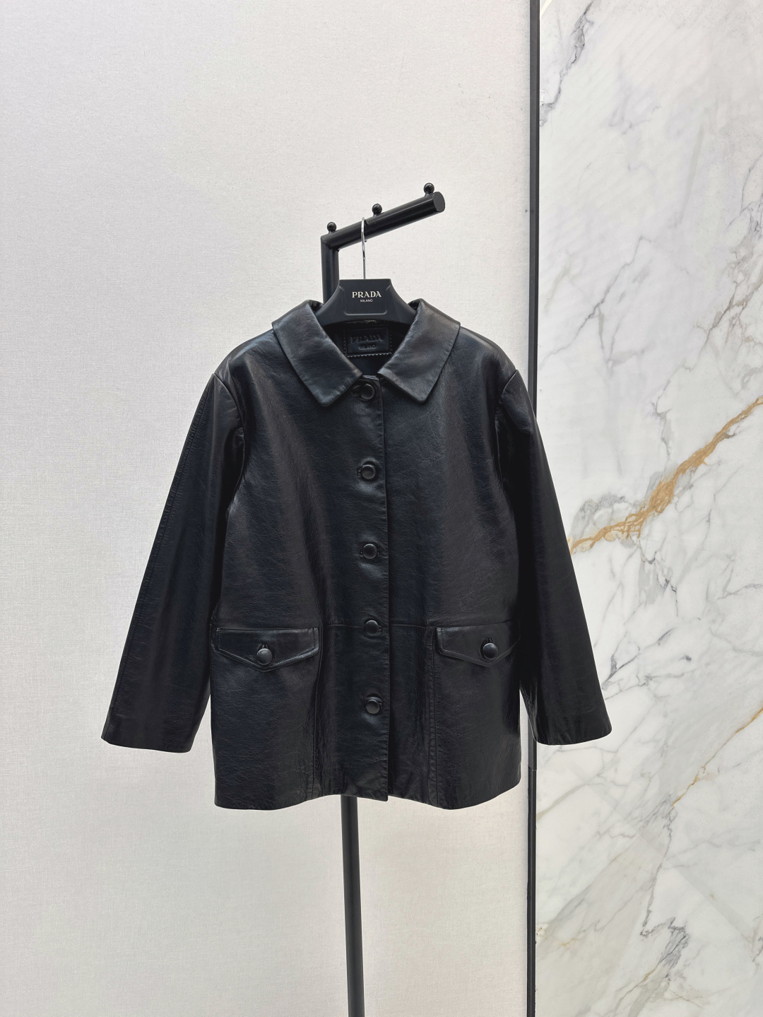 NO:455123,Gao Zhishen fashionable and exquisite outfit PD 25Ss———The latest style of Peter Pan lapel leather jacket in autumn and winter, contrast can be sweet or salty, three-dimensional pattern full and thick texture, delicate and exquisite, classic H-shaped style versatile and slim, 100% vegetable-tanned sheepskin texture is delicate and flexible oil wax design is low-key and luxurious, full handcraft bag buckle, sweet and cool fashionable girl wardrobe must have temperament items, one-color spot on sml, Jackets & coats, leather jacket, sheepskin, alexander wang19860909高智感时髦精穿搭 PD 25Ss————秋冬最新款气质彼得潘翻领皮衣外套反差感可甜可盐 立体纹路饱满厚实质感细腻绝绝子 经典H版型百搭又显瘦 百分百植鞣羊皮质感细腻柔韧油蜡设计低调奢华 全手工艺包扣 甜酷的时髦少女衣橱必备气质单品 一色现货发售sml,,jackets & coats,leather jacket,sheepskin,alexander wang,Women's clothing