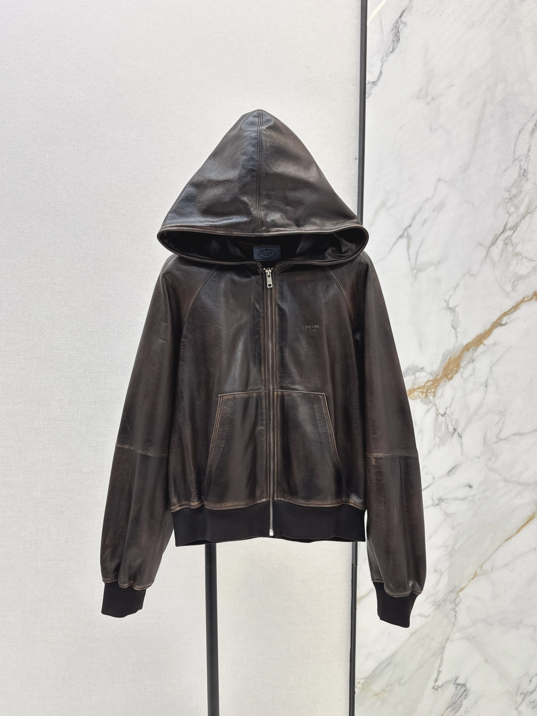 NO:455119,Exclusive first release PD 25Ss———The latest Autumn and Winter Tyrande style retro old leather jacket original custom top-level imported 100% lambskin fabric retro old color rub craft original 3D three-dimensional tailoring seemingly simple style super heavy classic motorcycle silhouette jacket super love fashionable and handsome casual lazy style perfect style upper body A and cool One color is on sale in stock sml,, jackets & coats, jackets & coats, sheepskin, alexander wang19860909独家首发 PD 25Ss————秋冬最新款泰兰德穿搭复古做旧皮夹克外套原版定制顶级进口百分百小羊皮面料 复古做旧擦色工艺 原版3D立体剪裁 看似简单版型超重经典机车廓形夹克超级大爱 时髦又帅气的随性慵懒风 完美版型上身又A又飒 一色现货发售sml,,jackets & coats,jackets & coats,sheepskin,alexander wang,Women's clothing