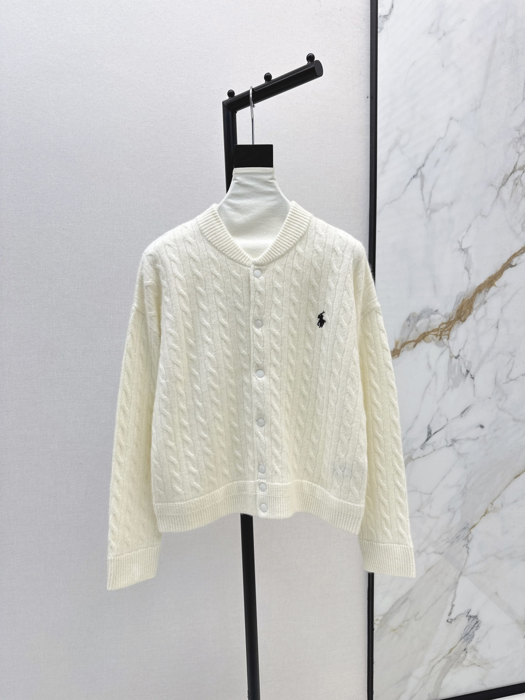 NO:455112,Exclusive first launch RL 25Ss———The latest tennis style baseball jacket, crimped cashmere jacket, high-end old-fashioned style, classic shoulder-fall style, loose and versatile and fashionable, imported yarn, Swiss woven craftsmanship creates a low-key and luxurious sense of luxury, lazy style, casual and elegant, classic and unpicked, super slim, three-color spot on sale, sml, jackets & coats, jackets & coats, alexander wang19860909独家首发 RL 25Ss————秋冬最新款网球风棒球夹克绞花羊绒外套高奢老钱风穿搭 经典落肩版型宽松百搭又时髦 进口纱线瑞士机织工艺打造低调奢华的高级感 版型慵懒气质随性优雅 经典不挑人上身超显瘦 三色现货发售sml,,jackets & coats,jackets & coats,alexander wang,Women's clothing