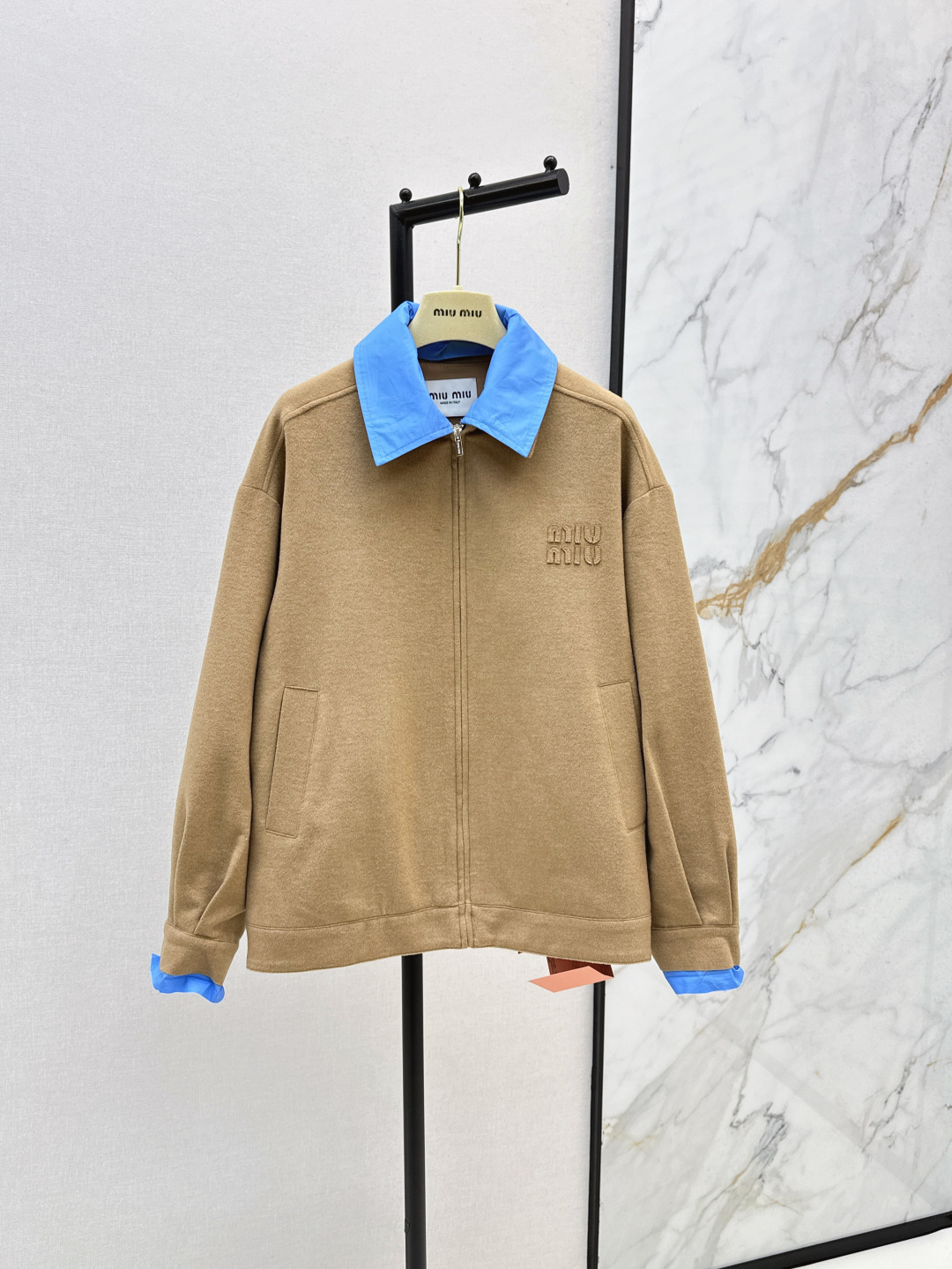 NO:455107,Miu 25Ss————The latest style of detachable collar contrast jacket in autumn and winter. Custom imported fine imitation wool fabric with delicate texture and full of drooping. More comfortable outfit. Zipper jacket style, shoulder-fall lapel loose design, large body light khaki color matching, suitable for autumn and winter Maillard casual outfit. Neck cuff splicing detachable blue shirt fabric with rich layers. Contrast colors are more eye-catching and fashionable. Combined with the letter logo on the chest. Exquisite and durable. One-color spot sml,,miumiu, jackets & coats, jackets & coats,shirts,alexander wang19860909Miu 25Ss————秋冬最新款可拆卸领撞色夹克外套 定制进口精仿羊毛面料 质感细腻 垂感十足 穿搭更为舒适 拉链夹克版型 落肩翻领宽松设计 大身浅卡其配色 适配秋冬美拉德休闲穿搭 领口袖口拼接可拆卸蓝色衬衫面料 层次丰富 撞色更吸睛时髦 配合胸前字母徽标 精致耐看 一色现货发售sml,,miumiu,jackets & coats,jackets & coats,shirts,alexander wang,Women's clothing