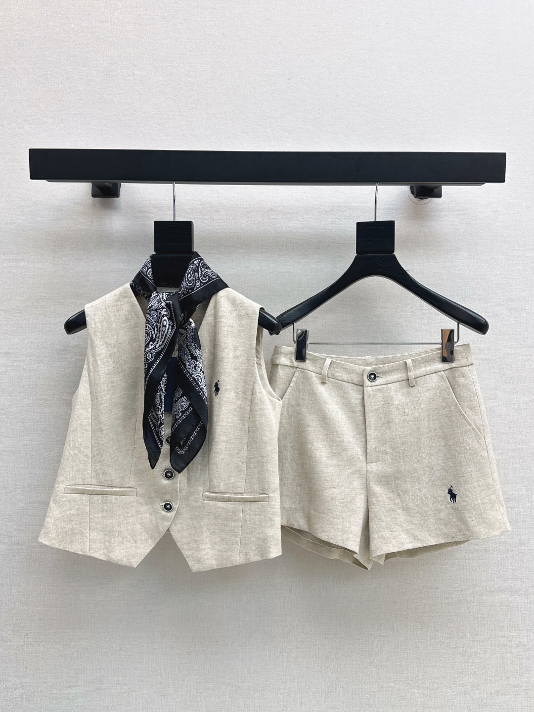 NO:455102,RL 25Ss————The latest classic embroidered logo letter vest set in spring and summer. Shirt vest + shorts. Three-dimensional cut and short style looks tall. Wide-leg pants style covers the hips and makes them look slim and makes them look slim. Custom linen fabric is comfortable. A set of elegant temperament that reduces age and is a style that is elegant. One color is available in stock. SML, shorts, alexander wang19860909RL 25Ss————春夏最新款经典刺绣logo字母马甲套装 配送丝巾马甲+短裤 立体剪裁小短款版型很显高挑 阔腿裤版型遮胯又显瘦特别好穿 定制亚麻面料质感舒适一套上身有种减龄老钱风的优雅气质感 一套出 一色现货发售sml,,shorts,alexander wang,Women's clothing