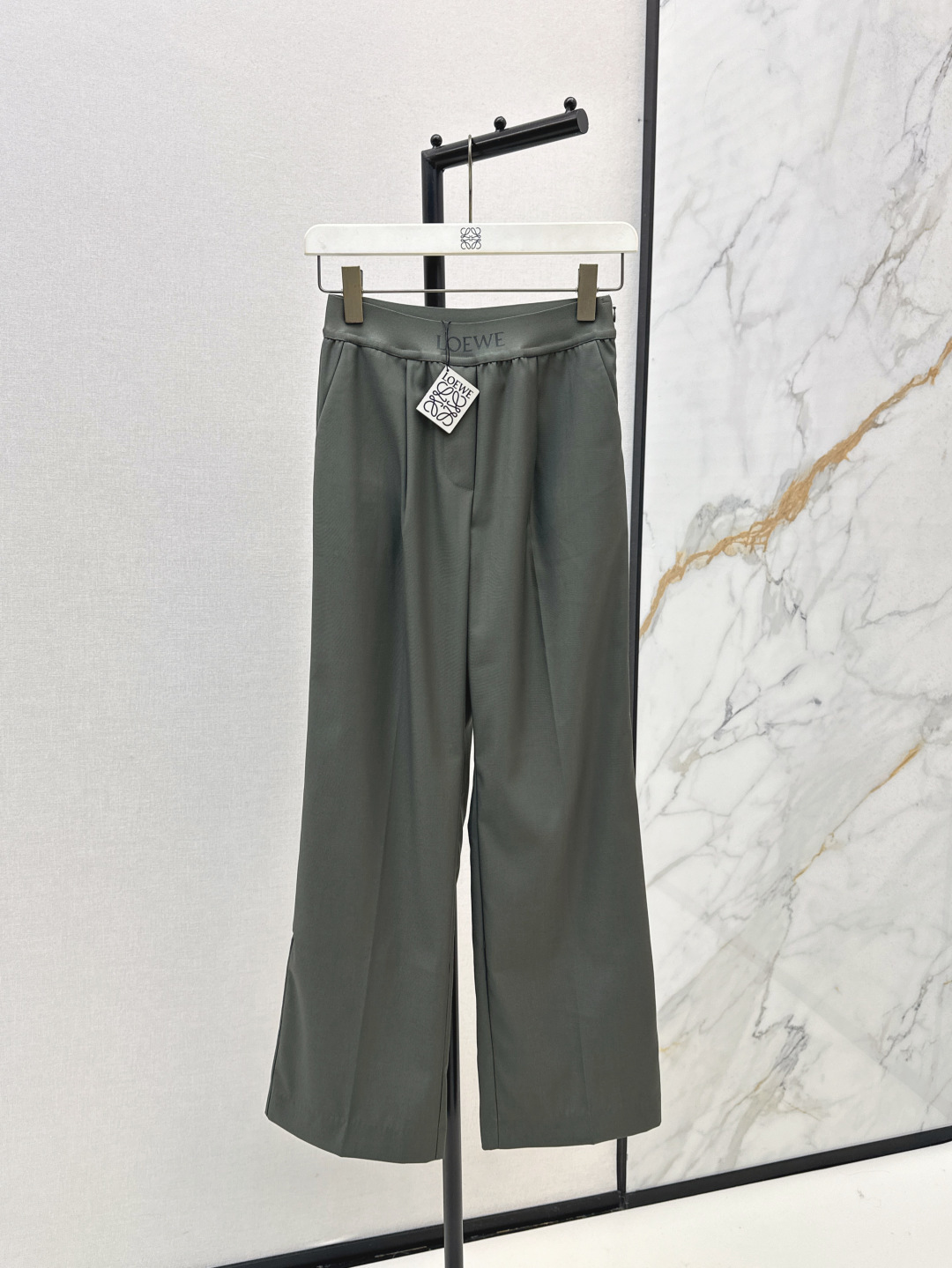 NO:455092,Exclusive first release Loe 25Ss—————The latest retro green suit and slit suit jacket + elastic waist trousers. It can also become fashionable in daily life~~ Use customized suit fabrics, tailored style, high-end and fashionable, one-color split development, spot-on sml trousers, loewe, jackets & coats, business suit, alexander wang19860909独家首发 Loe 25Ss————早秋最新款复古绿套装开叉西装外套+松紧腰长裤 日常也能时髦起来～～ 采用定制西装面料 精裁版型 高级又时髦 一色分开发 现货发售sml 长裤,,loewe,jackets & coats,business suit,alexander wang,Women's clothing