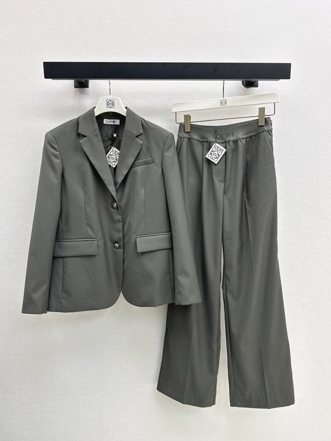 NO:455089,Exclusive first release Loe 25Ss—————The latest retro green suit and slit suit jacket + elastic waist trousers. It can also become fashionable in daily life~~ Use customized suit fabrics, tailored style, high-end and fashionable, one-color split development, spot-on sml, West, loewe, jackets & coats, business suit, alexander wang19860909独家首发 Loe 25Ss————早秋最新款复古绿套装开叉西装外套+松紧腰长裤 日常也能时髦起来～～ 采用定制西装面料 精裁版型 高级又时髦 一色分开发 现货发售sml 西,,loewe,jackets & coats,business suit,alexander wang,Women's clothing