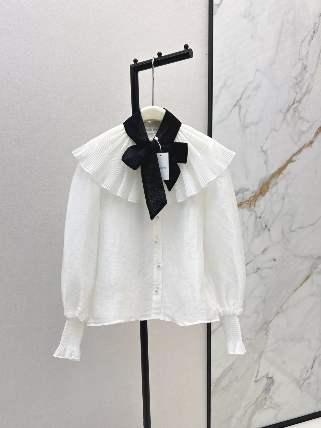 NO:455085,Exclusive first release Zim 25Ss———————The latest linen white cape streamer shirt in early autumn, elegant and fresh vacation style, romantic and elegant white and rich beauty essentials, imported linen silk fabric, contrasting color streamer design, so beautiful~~One color is available for sale in stock,,shirts,real silk,alexander wang19860909独家首发 Zim 25Ss————早秋最新款亚麻白色斗篷飘带衬衫 淡雅清新的度假风气息 浪漫优雅的白富美必备单品 进口亚麻真丝面料 撞色飘带设计 太好看啦～～一色现货发售sml,,shirts,real silk,alexander wang,Women's clothing