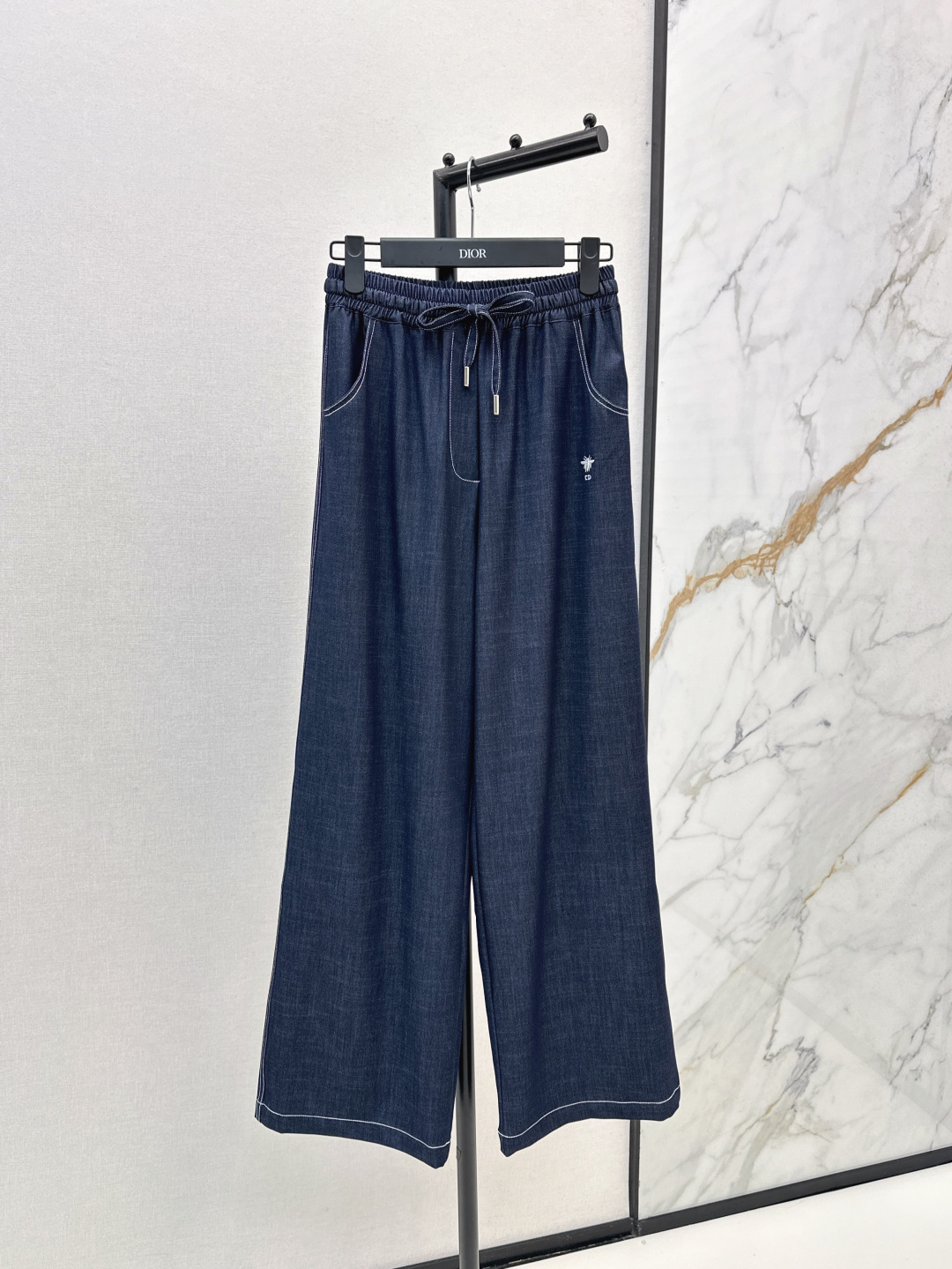 NO:455807,CD 25Ss——————The latest style of wide-leg straight drawstring trousers in early autumn custom imported material, texture, glossy, sleek and stylish, elastic drawstring wide-leg trousers design, enzyme washing process, uniform color throughout the body, letters echo the single-sided bee CD embroidery logo, more relaxed, neat tailoring details, drawstring adjustment and contour pockets, while adding practicality, add slack and fashionable feeling, two colors are on sale in stock,,alexander wang19860909CD 25Ss————早秋最新款阔腿直筒抽绳长裤定制进口材质 质感光泽 垂顺有型 弹力抽绳阔腿长裤设计 酵素水洗工艺 通体上色均匀一致 字母呼应单侧蜜蜂CD刺绣徽标 更显松弛感 利落剪裁细节 抽绳调节和轮廓口袋 增加实用性的同时 增添松弛时尚感 两色现货发售sml,,alexander wang,Women's clothing