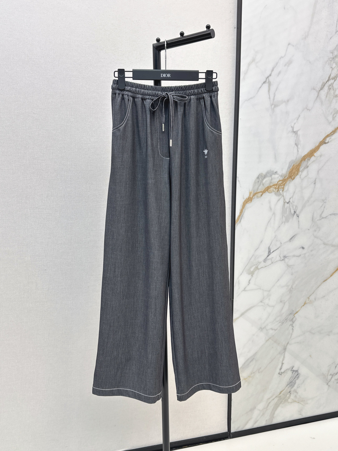 NO:455802,CD 25Ss———————The latest style of wide-leg straight drawstring trousers in early autumn custom imported material, texture, glossy, sleek, elastic drawstring wide-leg trousers design, enzyme washing process, uniform color throughout the body, letters echo the single-sided bee CD embroidery logo, more relaxed, neat tailoring details, drawstring adjustment and contour pockets, while adding practicality, add slack and fashionable feeling, two colors are on sale in stock sml 9,,alexander wang19860909CD 25Ss————早秋最新款阔腿直筒抽绳长裤定制进口材质 质感光泽 垂顺有型 弹力抽绳阔腿长裤设计 酵素水洗工艺 通体上色均匀一致 字母呼应单侧蜜蜂CD刺绣徽标 更显松弛感 利落剪裁细节 抽绳调节和轮廓口袋 增加实用性的同时 增添松弛时尚感 两色现货发售sml 9,,alexander wang,Women's clothing