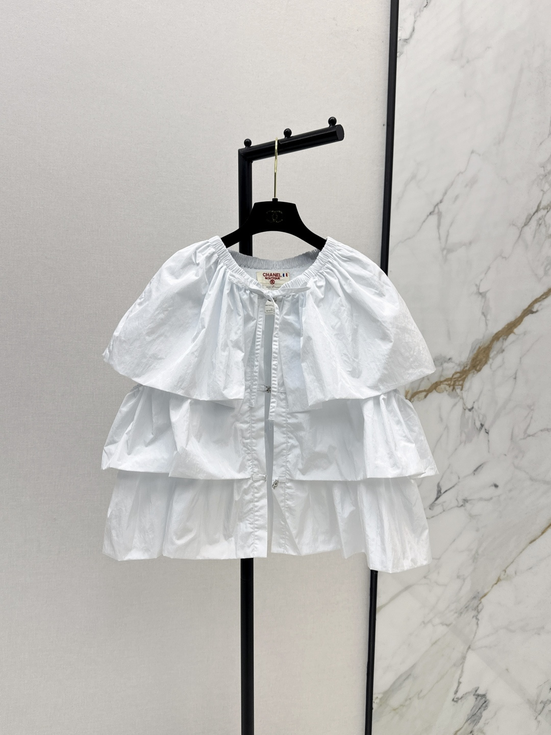 NO:455837,Vintage medieval series C home 25Ss———The latest style of medieval cape-style shirt in spring and summer, a single style, a must-have for temperament goddess, custom-made hand-decoration, full of high-end sense, classic tailoring, elastic drawstring neckline, shrinkable, eternal classic, matching with any style, fashionable in capital, extremely practical wear, full of comfort, one-color spot sml, chanel, shirts, alexander wang19860909Vintage中古系 C家 25Ss———春夏最新款中古斗篷式衬衫 爆单款 气质女神必入 订制手工装饰 满满的高级感 经典剪裁 松紧抽绳领口 可收缩 永恒经典 搭配任何风格都是大写的时髦 实穿度极高 舒适度满分 一色现货发售sml,,chanel,shirts,alexander wang,Women's clothing