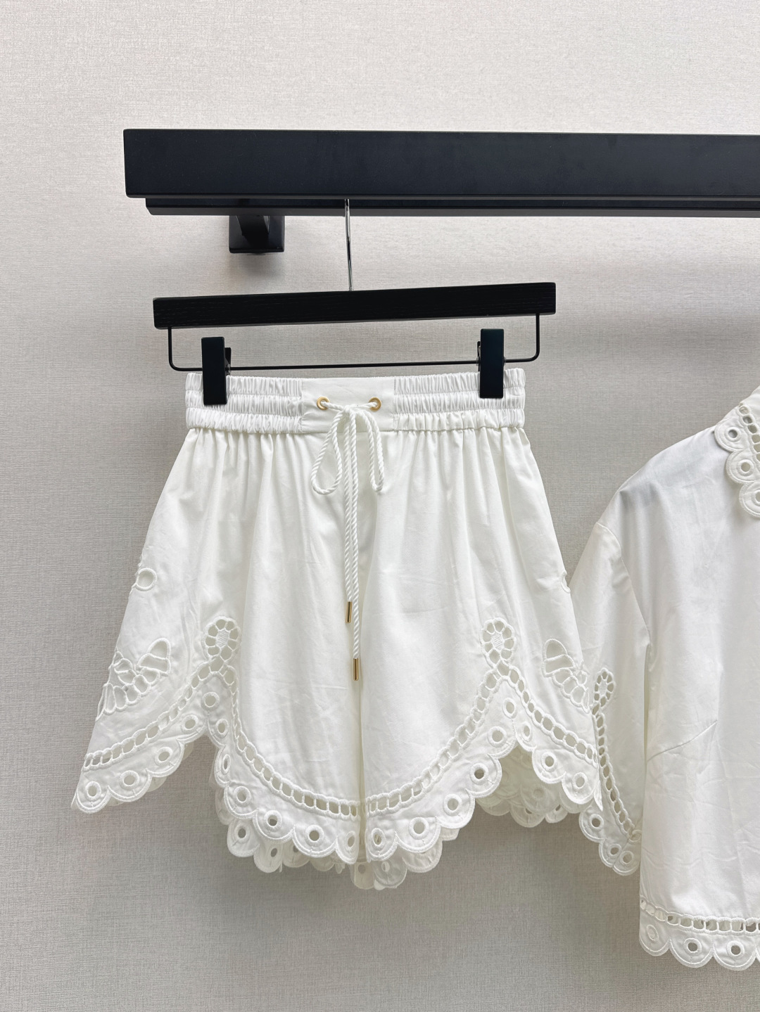 NO:455825,Zim 25Ss———The latest spring and summer vacation series set heavy embroidered loose shirt + shorts original custom heavy industry retro water-soluble flower fabric palace style age-reducing girlish style beauty, fairy-like and elegant white and rich beauty essential items, one color spot sale smlxl pants 8, shorts, shirts, alexander wang19860909Zim 25Ss———春夏最新款度假系列套装重磅刺绣宽松衬衫+短裤原版定制重工复古水溶花面料 宫廷风减龄少女风 上身美的不要不要的 仙气优雅的白富美必备单品 一色现货发售smlxl 裤8,,shorts,shirts,alexander wang,Women's clothing