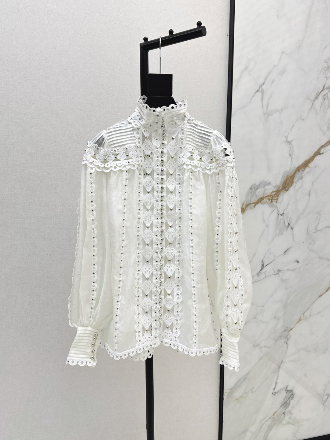 NO:455815,Zim 25Ss————The latest super heavy craft three-dimensional flower decorative stand collar top in spring and summer. Pure white and exquisite embroidered flowers are filled with freshness and sweetness. It is perfect for daily wear or vacation. The perfect combination of fashion and comfort. Two colors are available in stock. 9,,alexander wang19860909Zim 25Ss————春夏最新款超级重工艺立体花朵装饰立领上衣 纯粹的白色与精致刺绣花朵 弥漫着清新甜美 日常穿着或者度假都太合适了 时尚与舒适的完美结合 两色现货发售sml 9,,alexander wang,Women's clothing