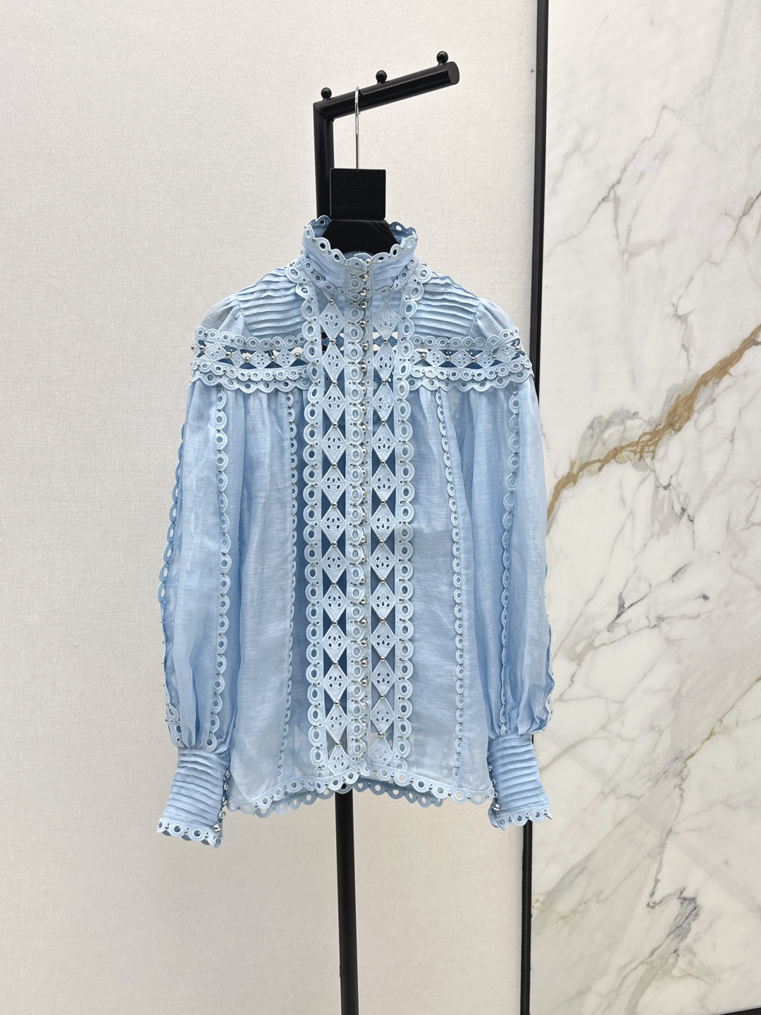 NO:455810,Zim 25Ss————The latest super heavy craft three-dimensional flower decorative stand collar top in spring and summer. Pure white and exquisite embroidered flowers are filled with freshness and sweetness. It is perfect for daily wear or vacation. The perfect combination of fashion and comfort. Two colors are available for sale in stock. Alexander wang19860909Zim 25Ss————春夏最新款超级重工艺立体花朵装饰立领上衣 纯粹的白色与精致刺绣花朵 弥漫着清新甜美 日常穿着或者度假都太合适了 时尚与舒适的完美结合 两色现货发售sml,,alexander wang,Women's clothing