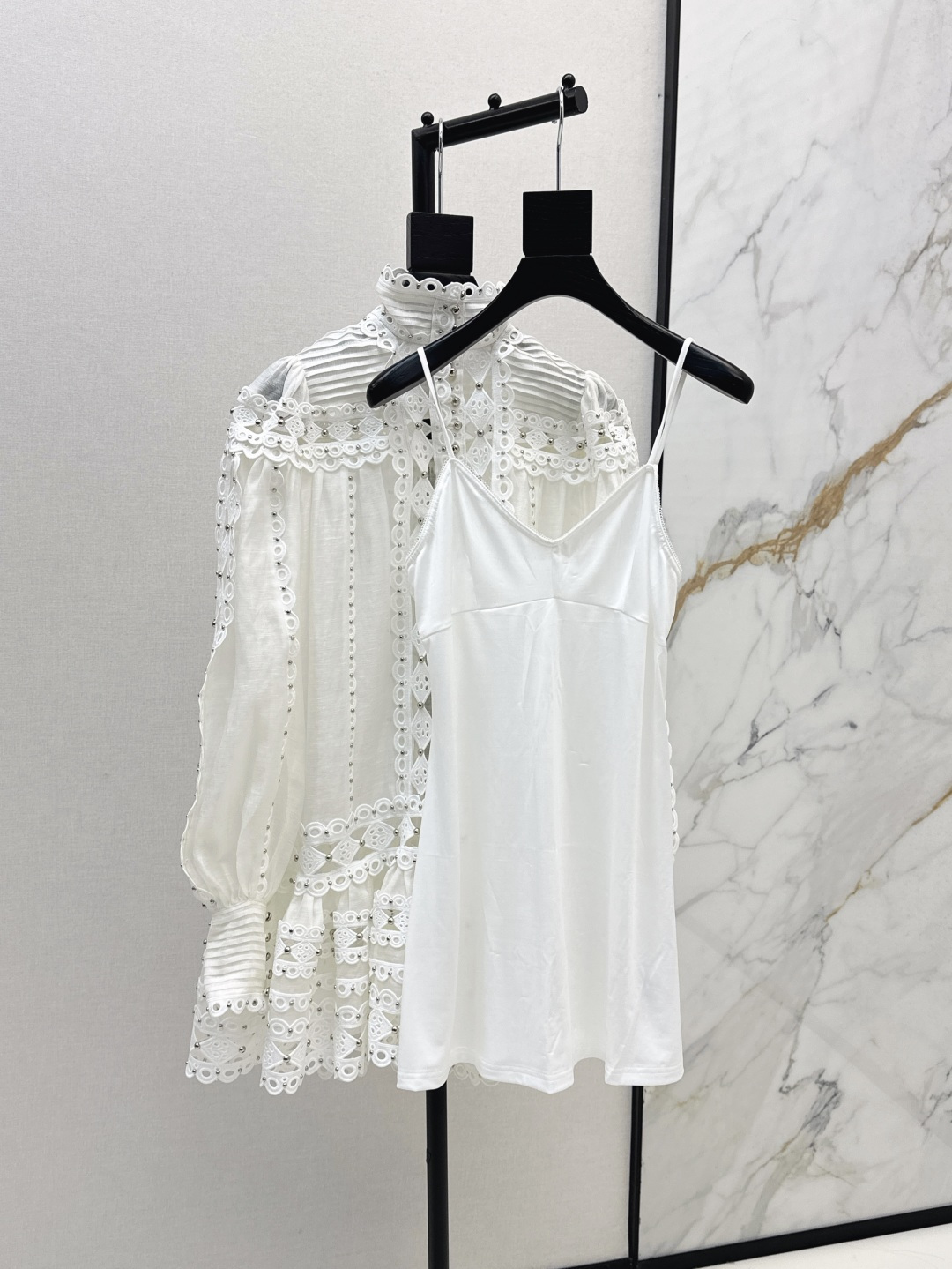 NO:455805,Zim 25Ss————The latest super heavy craft three-dimensional flower decorative stand collar dress in spring and summer. Pure white and exquisite embroidered flowers are filled with freshness and sweetness. It is suitable for daily wear or vacation. The perfect combination of fashion and comfort. One color is available for sale in stock. SML, skirts, alexander wang19860909Zim 25Ss————春夏最新款超级重工艺立体花朵装饰立领连衣裙 纯粹的白色与精致刺绣花朵 弥漫着清新甜美 日常穿着或者度假都太合适了 时尚与舒适的完美结合 一色现货发售sml,,skirts,alexander wang,Women's clothing