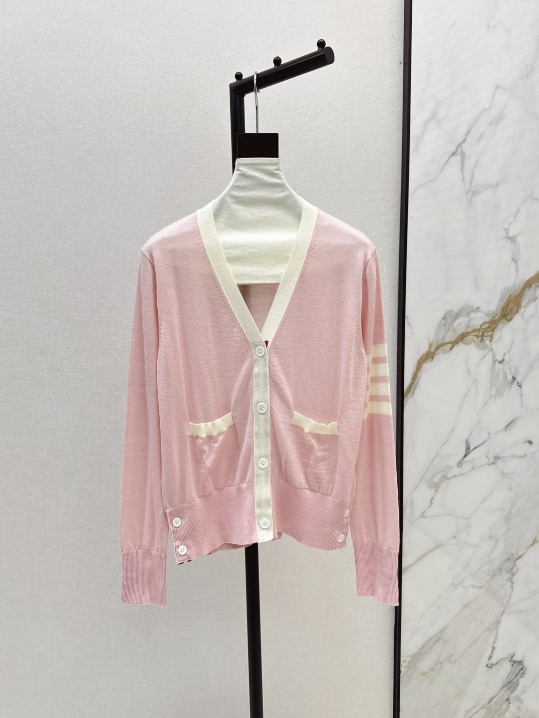 NO:455796,Age-reducing college style TB 25Ss——————The latest classic lazy style V-neck wool cardigan in early autumn, 100% wool content yarn, customized three-color webbing splicing and black shell buttons, the style is slightly loose, the upper body is very casual and lazy, three-color spot on sale sml, alexander wang19860909减龄学院风 TB 25Ss————早秋最新款经典慵懒范V领羊毛开衫 百分百羊毛含量纱线 定制的三色织带拼接和黑色的贝壳纽扣 版型属于微宽松 上身很有随性慵懒范 三色现货发售sml,,alexander wang,Women's clothing