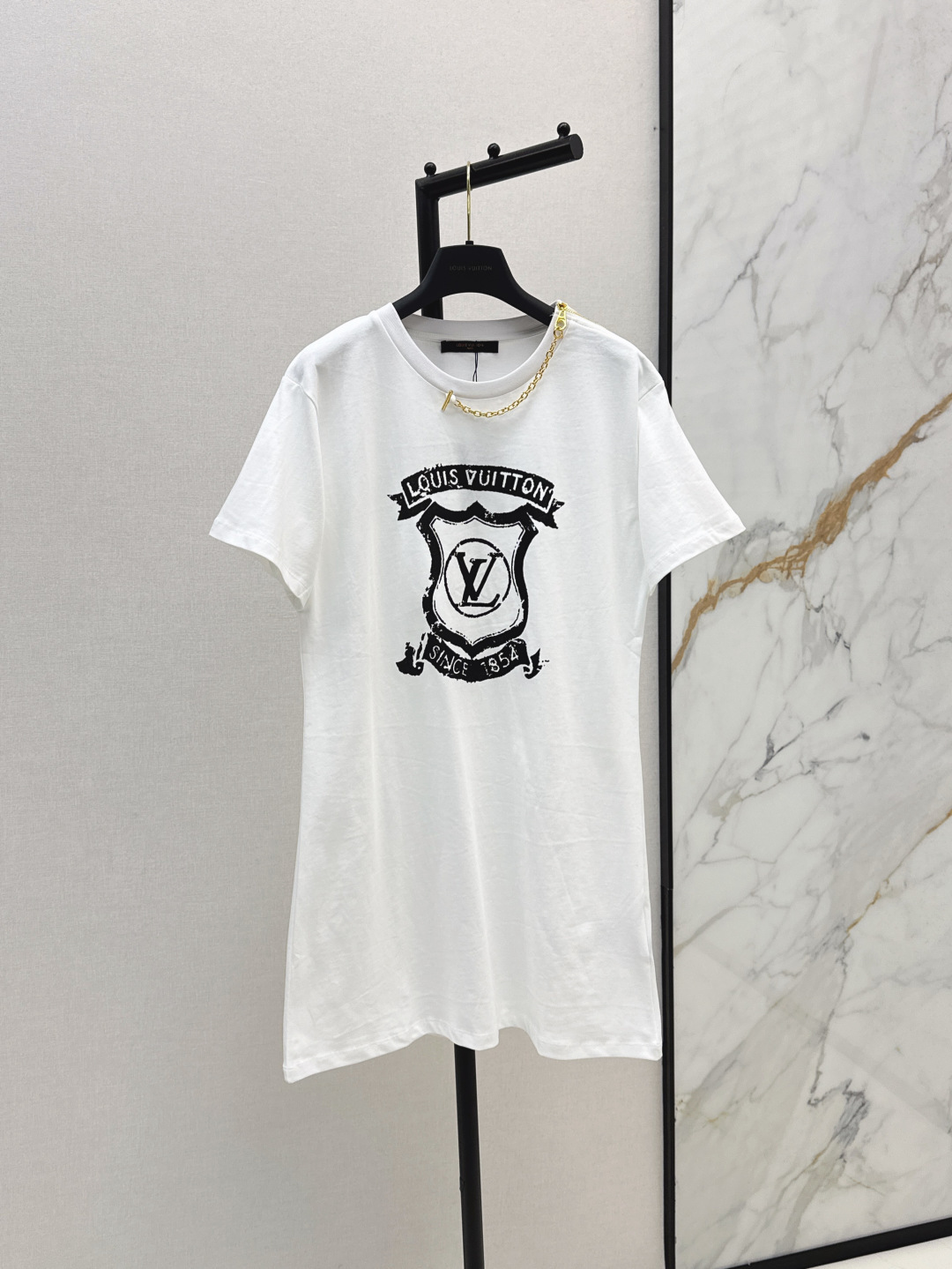 NO:456409,L Home 25Ss———————————The most advanced logo logo pattern printed short-sleeved long T-shirt in early autumn, all-match styles in all seasons, classic brand logo pattern contrasting color design, loose mid-length style covering the defects, refreshing and age-reducing girl on the upper body, round neck, shoulder one-shoulder zipper design, exquisite and high-end, casually matched shorts, fashionable and high-end daily casual recommendations, two colors are available for sale sml,,louis vuitton, shorts, T-shirt,tees, t-shirt,alexander wang19860909L家 25Ss————早秋最先进logo徽标图案印花短袖长款T恤 四季百搭款 经典品牌徽标图案撞色设计 宽松中长款版型掩盖瑕疵决绝子 上身清爽又减龄少女 圆领肩单肩拉链设计 精致又高级 随便搭配个短裤时髦又高级日常出街休闲推荐 两色现货发售sml,,louis vuitton,shorts,T-shirt,tees，t-shirt,alexander wang,Women's clothing