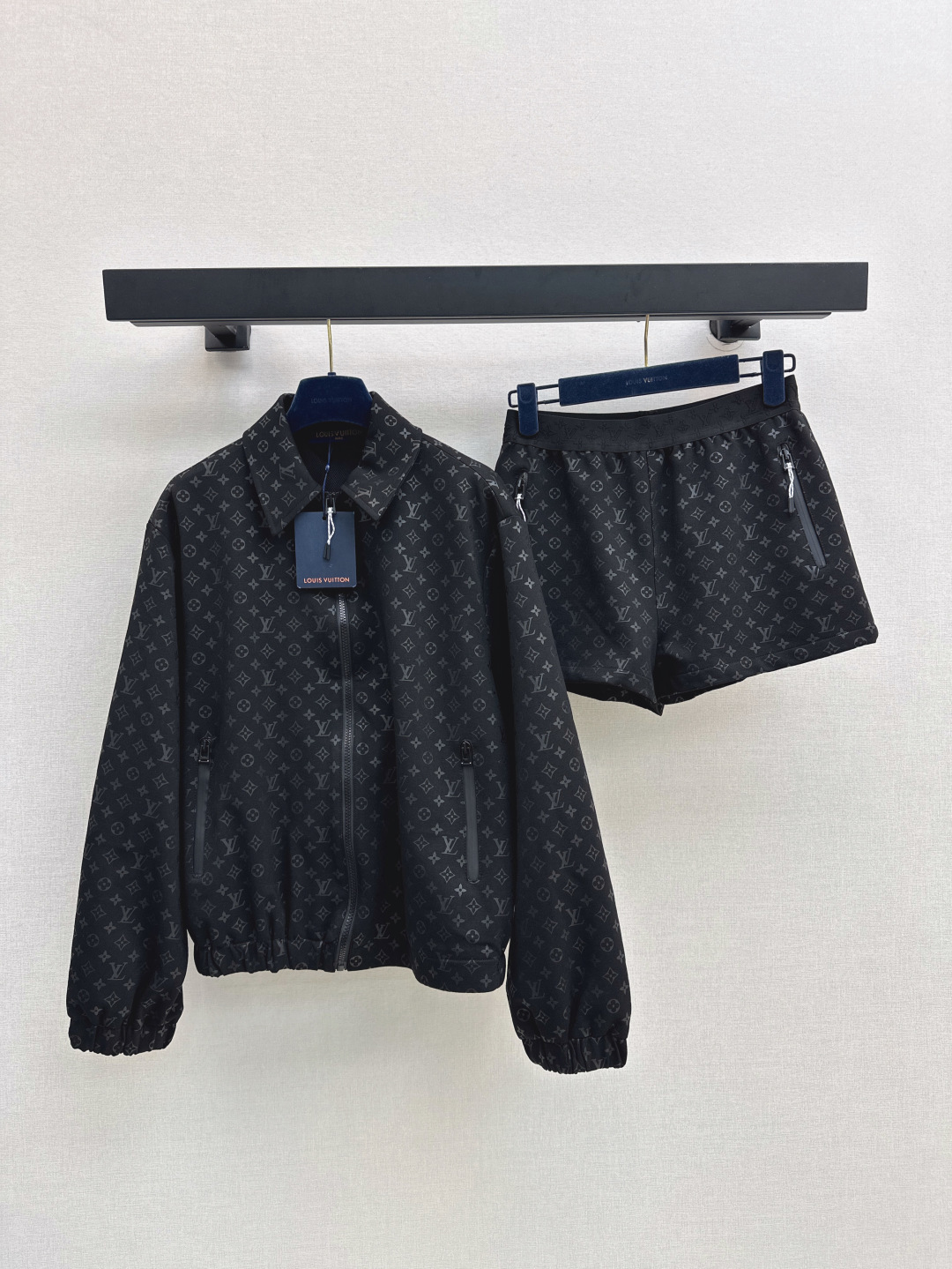 NO:456404,L family 25Ss——————The latest presbyterian jacket set in early autumn, lapel jacket jacket + elastic waist shorts, the upper body reduces age and is handsome, the black presbyterian prints on the body are eye-catching and recognizable, the upper body shows temperament, high-end and white skin, classic simple style that can be sweet and salty, both casual and fashionable, one set out, one color is available in stock, sml,, louis vuitton, shorts, jackets & coats, jackets & coats, alexander wang19860909L家 25Ss————早秋最新款老花夹克套装 翻领夹克外套+松紧腰短裤 上身减龄又帅气 满身的黑色老花印花吸睛又有辨认度 上身很显气质 高级显肤白 可甜可盐经典的简洁款 休闲时髦两不缺 一套出 一色现货发售sml,,louis vuitton,shorts,jackets & coats,jackets & coats,alexander wang,Women's clothing