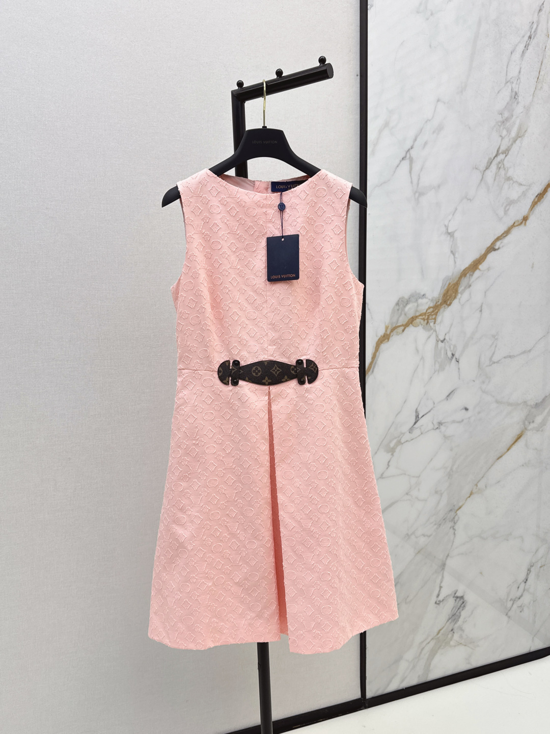 NO:456400,L Home 25Ss——————The latest classic logp jacquard fabric sleeveless dress with a long-term three-dimensional cut in early autumn. All-round exquisite star outfits. The upper body is super covered with flesh and slimming. Super pulling leg proportions. Simple. It gives a refreshing and fashionable sense of high-end. Everyday elegant and fashionable. Very good color. The fabric is high-end and textured. SML is available in stock., louis vuitton, skirts, alexander wang.19860909L家 25Ss————早秋最新款经典logp提花面料无袖连衣裙整件立体剪裁 全方位精致做明星穿搭 上身超级遮肉显瘦 超拉腿部比例 简简单单 穿出清爽时髦的高级感 日常优雅又时髦巨百搭 颜色很好看 面料高级又有质感 一色现货发售sml,,louis vuitton,skirts,alexander wang,Women's clothing