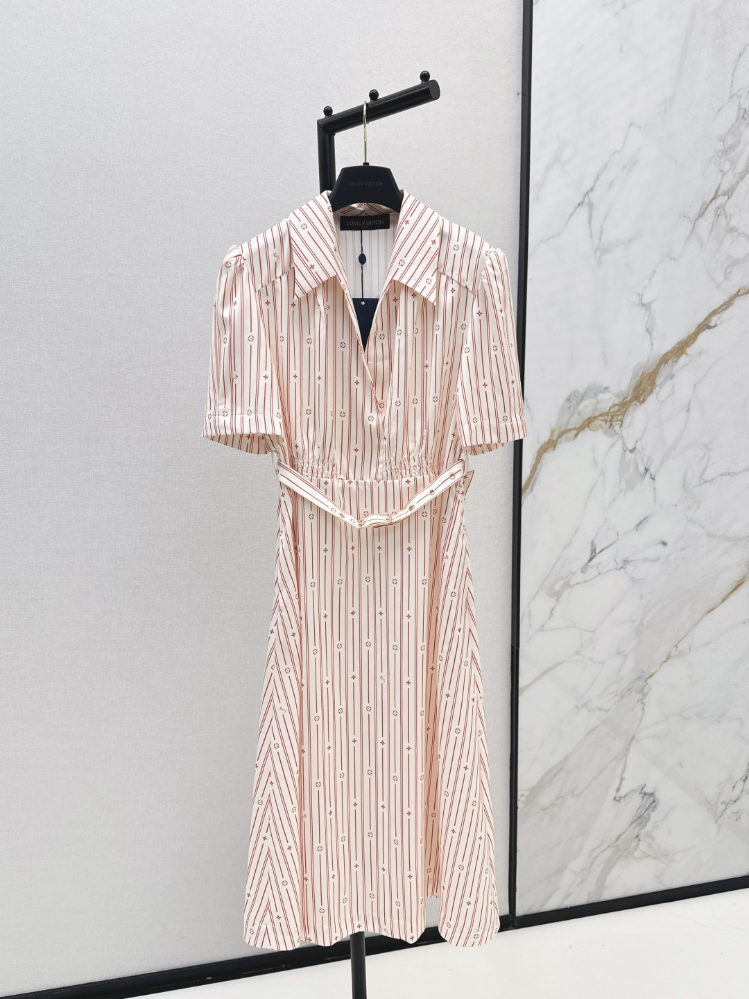 NO:456397,L Home 25Ss—————The latest striped printed short-sleeved lapel dress in early autumn. Classic and stylish. All kinds of things can be perfectly controlled~High-end ready-to-wear practices. The details are beautiful, exquisite and daily, easy to control. Casual girlish feeling. One-color spot-on sml, louis vuitton, skirts, T-shirt, alexander wang19860909L家 25Ss————早秋最新款条纹印花短袖翻领连衣裙 经典又有型 各种都能完美驾驭～高级成衣做法 细节美到爆 精美又日常 轻松驾驭 休闲少女感 一色现货发售sml,,louis vuitton,skirts,T-shirt,alexander wang,Women's clothing