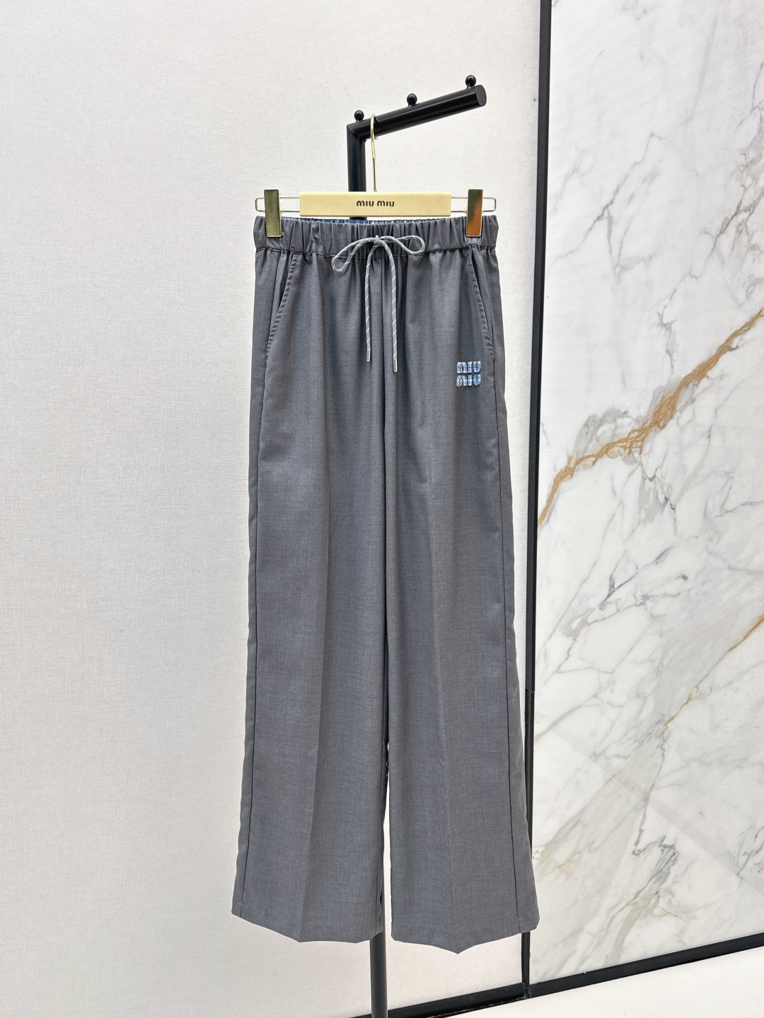 NO:456391,Miu 25Ss———The latest style of elastic waist straight-leg pants in early autumn is not picky about body shape requirements. The upper body is flat and upright!  The matching style is also very popular. Exquisite and high-end customization. Textured fabrics. Excellent texture. Retro and elegant. The upper body is cool and handsome. The age-reducing fashionable style. Two colors are available for sale in stock. Miumiu, alexander wang.19860909Miu 25Ss————早秋最新款松紧腰直筒裤不挑剔身形要求 上身板板正正特别赞！搭配的风格也很通吃 精致高级定制 富有肌理感的面料 质感超赞 复古优雅 上身酷帅减龄时髦精 两色现货发售sml,,miumiu,alexander wang,Women's clothing