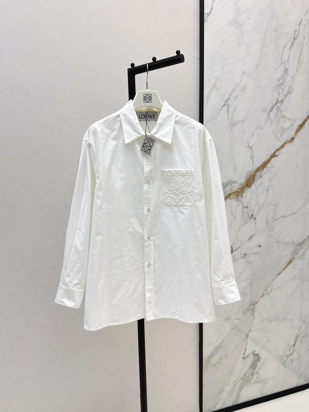 NO:456389,Loe 25Ss——————The latest logo embroidered pocket decorative shirt in early autumn. Classic and stylish. All kinds of things can be perfectly controlled~High-end ready-to-wear practices. The details are so beautiful, exquisite and daily. Easy to control. Casual girlish feeling. Poplin cotton fabric. Two colors are available for sale in stock.,loewe,alexander wang.19860909Loe 25Ss————早秋最新款logo刺绣口袋装饰衬衣 经典又有型 各种都能完美驾驭～高级成衣做法 细节美到爆 精美又日常 轻松驾驭 休闲少女感 府绸棉面料 两色现货发售sml,,loewe,alexander wang,Women's clothing