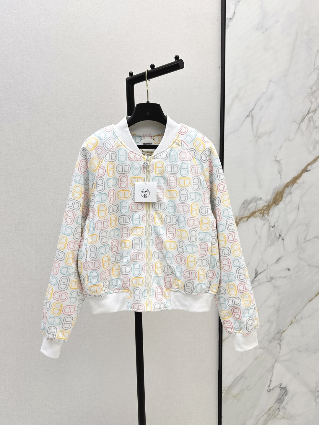 NO:456380,Her 25Ss————The latest autumn and winter pig nose printed cotton jacket jacket custom twill cotton material, high-quality texture, full-quality classic baseball jacket tailoring, inner diamond-carrying cotton distribution, uniform warmth, full-body full-print brand special pig nose buckle printing, artistic sense, letter logo round buckle highlights taste, low-key and fashionable style, one-color spot sml,, jackets & coats, jackets & coats, alexander wang19860909Her 25Ss————秋冬最新款猪鼻印花棉服夹克外套定制斜纹全棉材质 质感高级 品相十足 经典棒球服外套剪裁 内里菱格衔棉分布 均匀保暖 通体满印品牌特色猪鼻扣印花 艺术感满溢 字母徽标圆扣彰显品味 风格低调时髦 一色现货发售sml,,jackets & coats,jackets & coats,alexander wang,Women's clothing