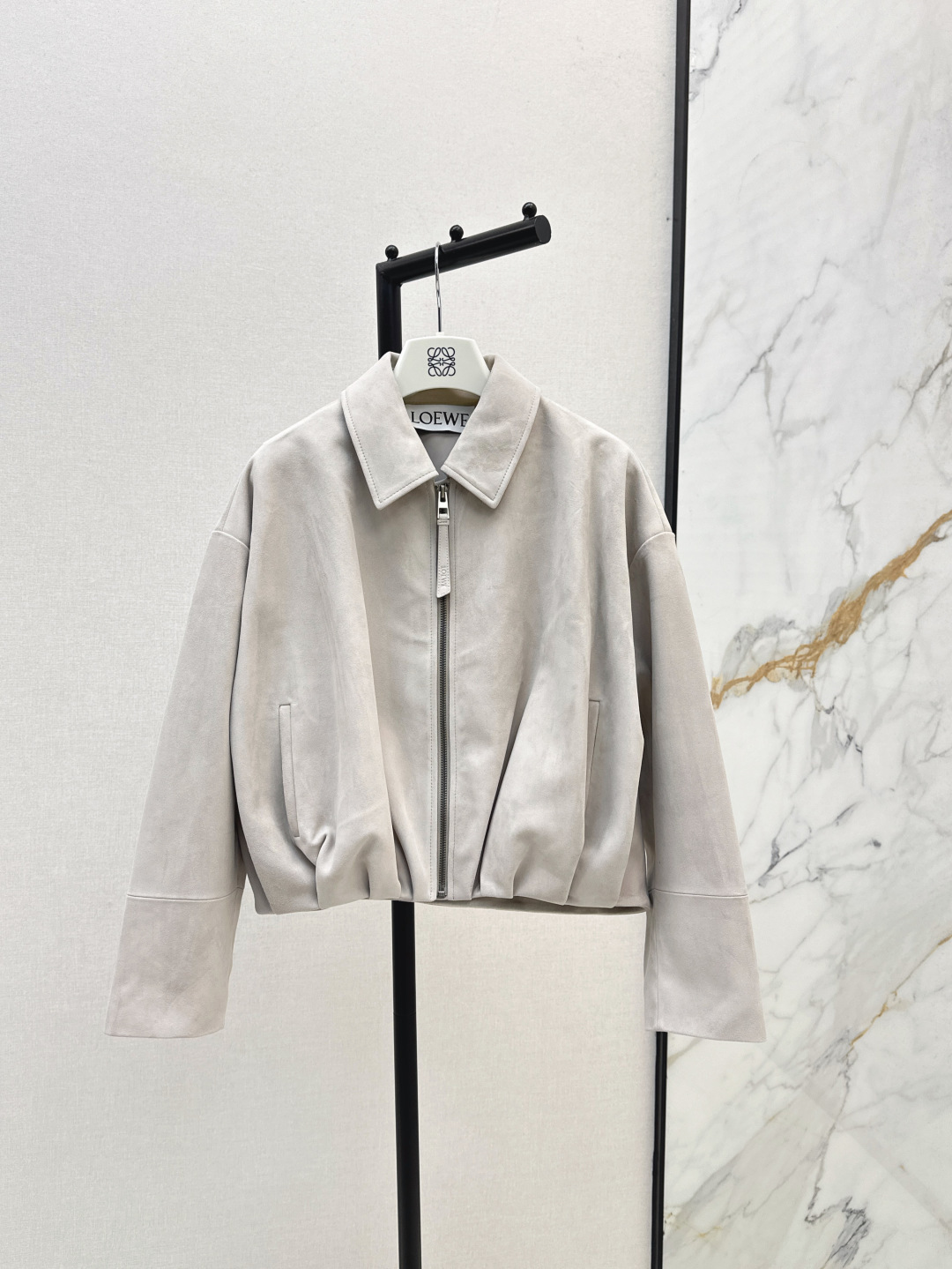 NO:456371,Exclusive model ~ Loe 25Ss———The latest custom pearl gray jacket leather jacket for autumn and winter, top 100% suede lambskin fabric, balloon silhouette back is decorated with asymmetrical hand-gathered drapes, three-dimensional cut seems simple, the super weight not only increases the layering of the clothes, but also visually lengthens the body proportions. Retro, modern and fashionable super love, A and casual lazy style, one-color spot on sale sml, loewe, jackets & coats, jackets & coats, leather jacket, sheepskin, chamois leather, alexander wang19860909独家款～ Loe 25Ss————秋冬最新款定制珍珠灰色系夹克皮衣外套顶级百分百麂皮绒小羊皮面料 气球廓形背面饰有不对称手工聚拢垂褶 立体剪裁看似简单版型超重不仅增加了衣服的层次感更在视觉上拉长了身材比例 复古摩登时髦超级大爱 又A又飒随性的慵懒风 一色现货发售sml,,loewe,jackets & coats,jackets & coats,leather jacket,sheepskin,chamois leather,alexander wang,Women's clothing