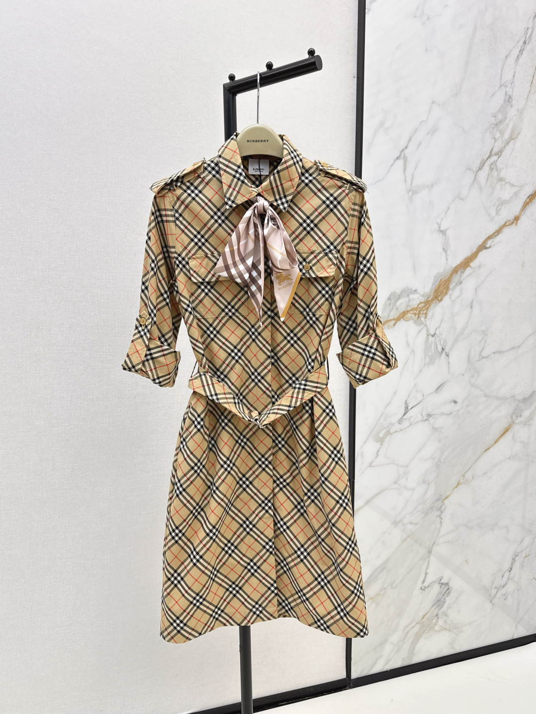 NO:456368,Bur 25Ss—————The latest plaid cotton shirt-style scarf decorative dress in early autumn, fashionable and classic shirt-style dress, made of cotton poplin fabric, short-sleeved style, regular style, shoulder trim, iconic brand, adjustable to create a variety of shapes, printed scarves for delivery can also be used to match other clothes, one color is available for sale in stock, sml, burberry, skirts, shirts, T-shirts, alexander wang19860909Bur 25Ss————早秋最新款格纹棉质衬衫式丝巾装饰连衣裙时髦经典衬衫式连衣裙 选用棉府绸面料打造 纹短袖款式呈现常规版型 肩饰灵感源自品牌标志性 可调节打造多样造型 配送的印花丝巾还可以拿来搭配其他衣服 一色现货发售sml,,burberry,skirts,shirts,T-shirt,alexander wang,Women's clothing