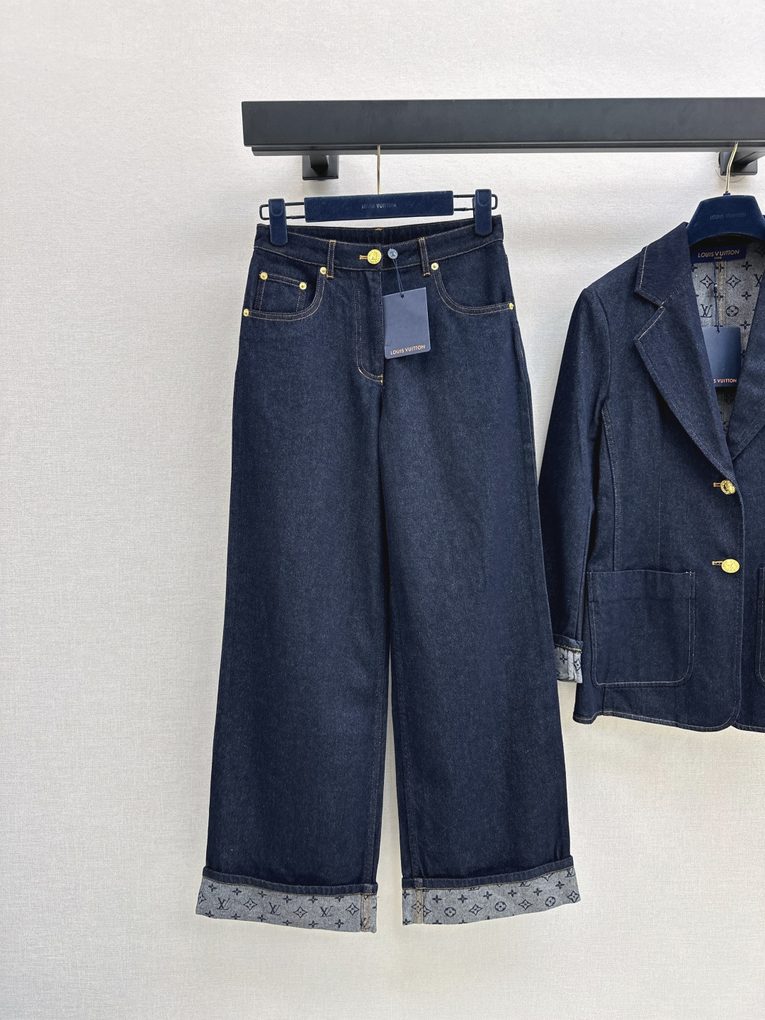 NO:456364,Liu Yifei's same style as L family 25Ss———The latest style of seven-rolled jacquard and low-waist jeans in autumn and winter. Super sexy low-waist tailoring, flared straight-leg pants tailoring. Super design. Retro and elegant. Imported dark blue denim fabric. High-end luxury. It is very handsome with all kinds of shirts. Recommend a set of outfits. SML is available in stock., louis vuitton, jeans,shirts,alexander wang.19860909刘亦菲同款 L家 25Ss————秋冬最新款七卷边内提花低腰牛仔裤 超级带感的低腰剪裁喇叭直筒裤型剪裁 设计感超赞 复古优雅 进口深蓝牛仔面料 高级奢华 搭配各种衬衫都很帅气 推荐一套穿搭 一色现货发售sml,,louis vuitton,jeans,shirts,alexander wang,Women's clothing