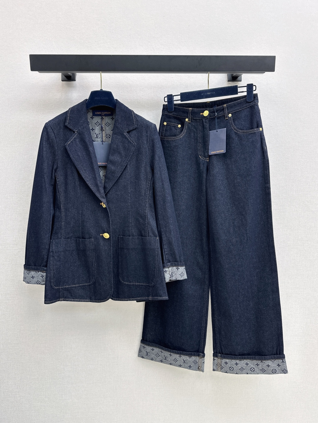 NO:456361,The same style as Liu Yifei L family 25Ss———The latest original slurry denim suit jacket in autumn and winter classic presbyopia lining design Three-dimensional slim cut The upper body is handsome and retro and fashionable The original slurry denim color is so beautiful. The classic slurry top body is versatile and fashionable. Recommend a set of matching. One color is available for sale in stock. sml, louis vuitton, jackets & coats, business suit, alexander wang19860909刘亦菲同款 L家 25Ss————秋冬最新款原浆色牛仔西装外套经典老花内衬设计 立体的修身剪裁 版型上身帅气又复古时髦 原浆牛仔色系太好看了 经典的版型上身百搭又时髦有型 推荐一套搭配 一色现货发售sml,,louis vuitton,jackets & coats,business suit,alexander wang,Women's clothing