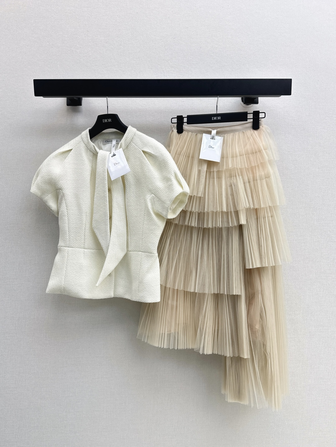 NO:456385,CD 25Ss———The latest streamer retro puff sleeve short jacket in autumn and winter, customized woven fabric, high-end and elegant upper body, Lady temperament, small person is easy to control, the upper body is super amazing, three-dimensional waist-closing tailoring, slim and versatile, not picky, two colors are on sale in stock, sml, jackets & coats, alexander wang19860909CD 25Ss————秋冬最新款飘带复古泡泡袖短款外套 定制编织面料 高级感满分上身复古优雅Lady气质 小个子也轻松驾驭 版型正上身超惊艳 立体收腰剪裁 显瘦绝绝子 日常百搭不挑人 两色现货发售sml,,jackets & coats,alexander wang,Women's clothing